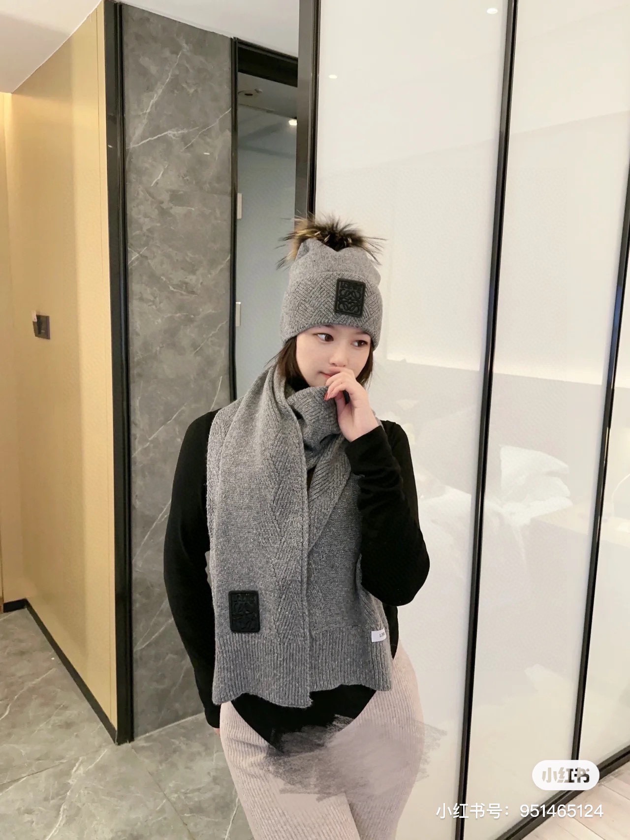 罗意威Loewe小红书爆款官网新品经典套装帽子！帽子围巾！手感一级棒！暖暖哒超级舒服这个冬天你就差这么一