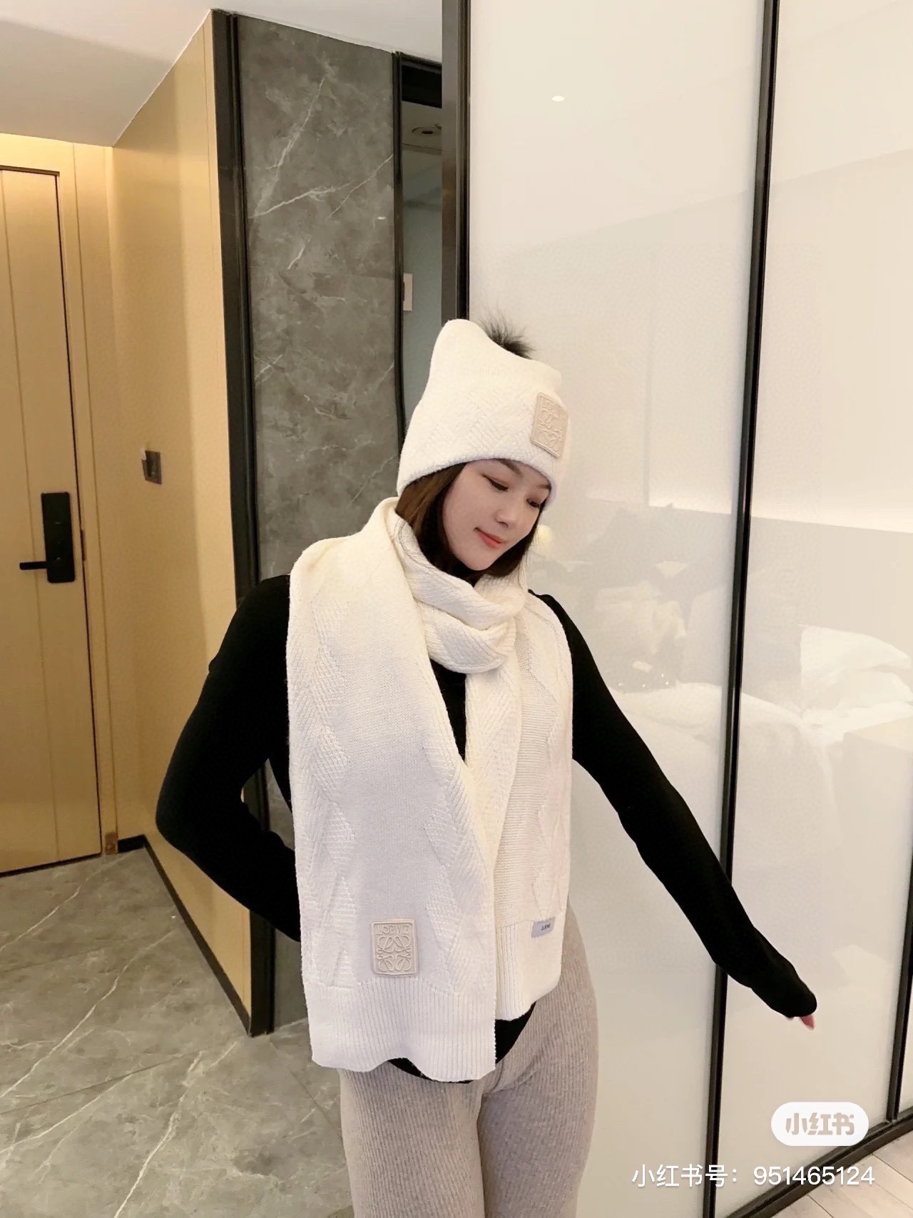 罗意威Loewe小红书爆款官网新品经典套装帽子！帽子围巾！手感一级棒！暖暖哒超级舒服这个冬天你就差这么一