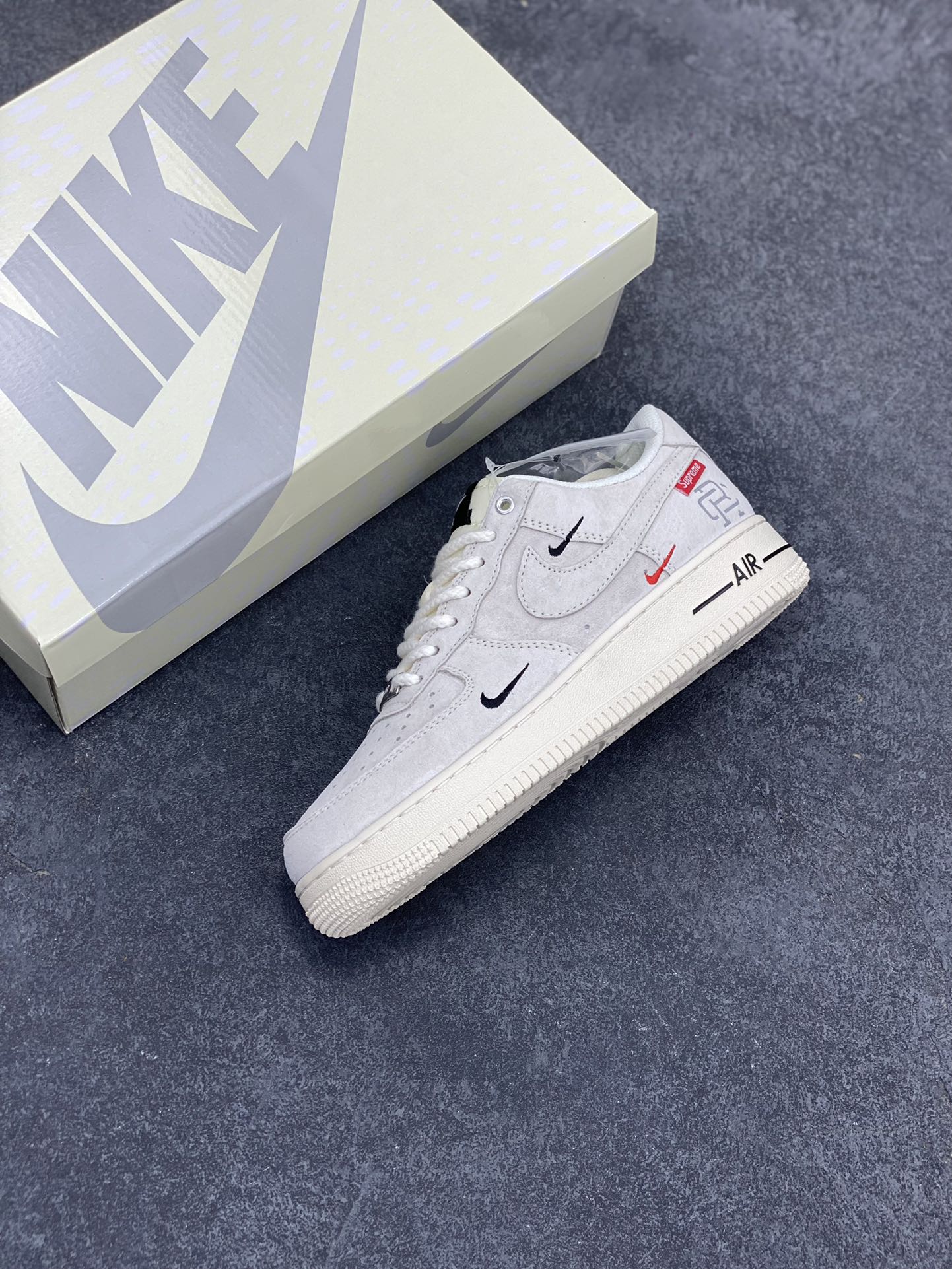 图片[7]-NIke Air Force 1 \’07 Low “Supreme冠军联名–米白小三勾”空军一号 低帮 运动鞋 休闲鞋 折边针车 工艺难度大 原楦头原纸板 原装鞋盒 定制五金配件 内置全掌气垫 原厂鞋底 货号：SJ6698-020 尺码：36 36.5 37.5 38 38.5 39 40 40.5 41 42 42.5 43 44 44.5 45-选品中心