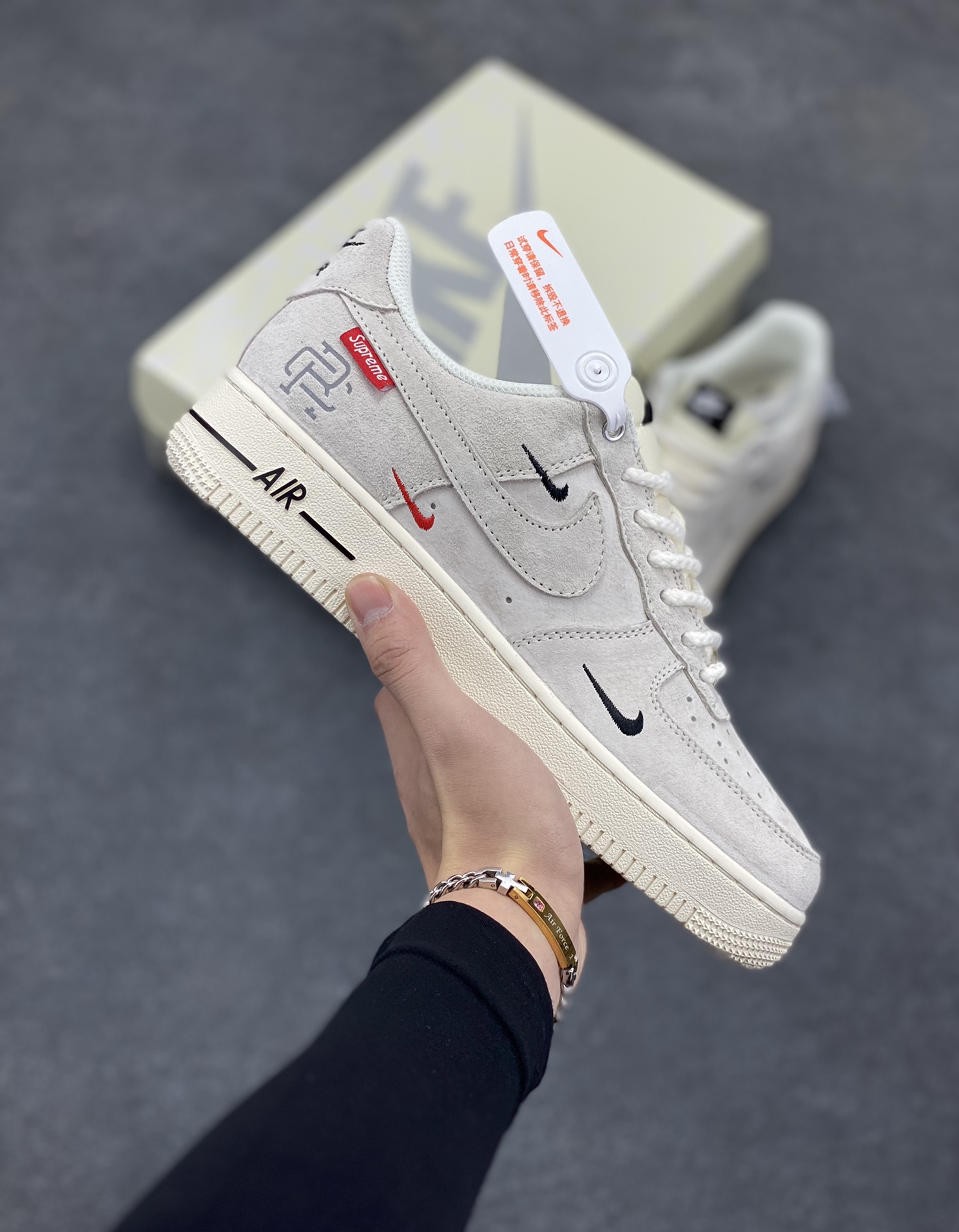 NIke Air Force 1 \'07 Low “Supreme冠军联名--米白小三勾”空军一号 低帮 运动鞋 休闲鞋 折边针车 工艺难度大 原楦头原纸板 原装鞋盒 定制五金配件 内置全掌气垫 原厂鞋底 货号：SJ6698-020 尺码：36 36.5 37.5 38 38.5 39 40 40.5 41 42 42.5 43 44 44.5 45-选品中心