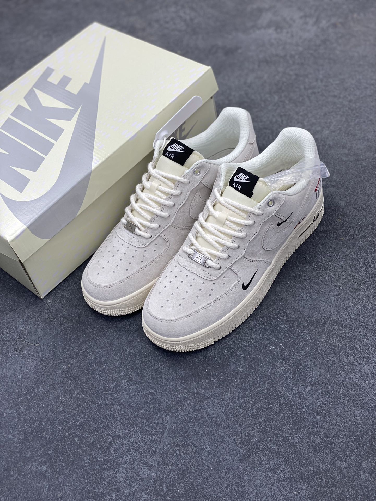 图片[8]-NIke Air Force 1 \’07 Low “Supreme冠军联名–米白小三勾”空军一号 低帮 运动鞋 休闲鞋 折边针车 工艺难度大 原楦头原纸板 原装鞋盒 定制五金配件 内置全掌气垫 原厂鞋底 货号：SJ6698-020 尺码：36 36.5 37.5 38 38.5 39 40 40.5 41 42 42.5 43 44 44.5 45-选品中心