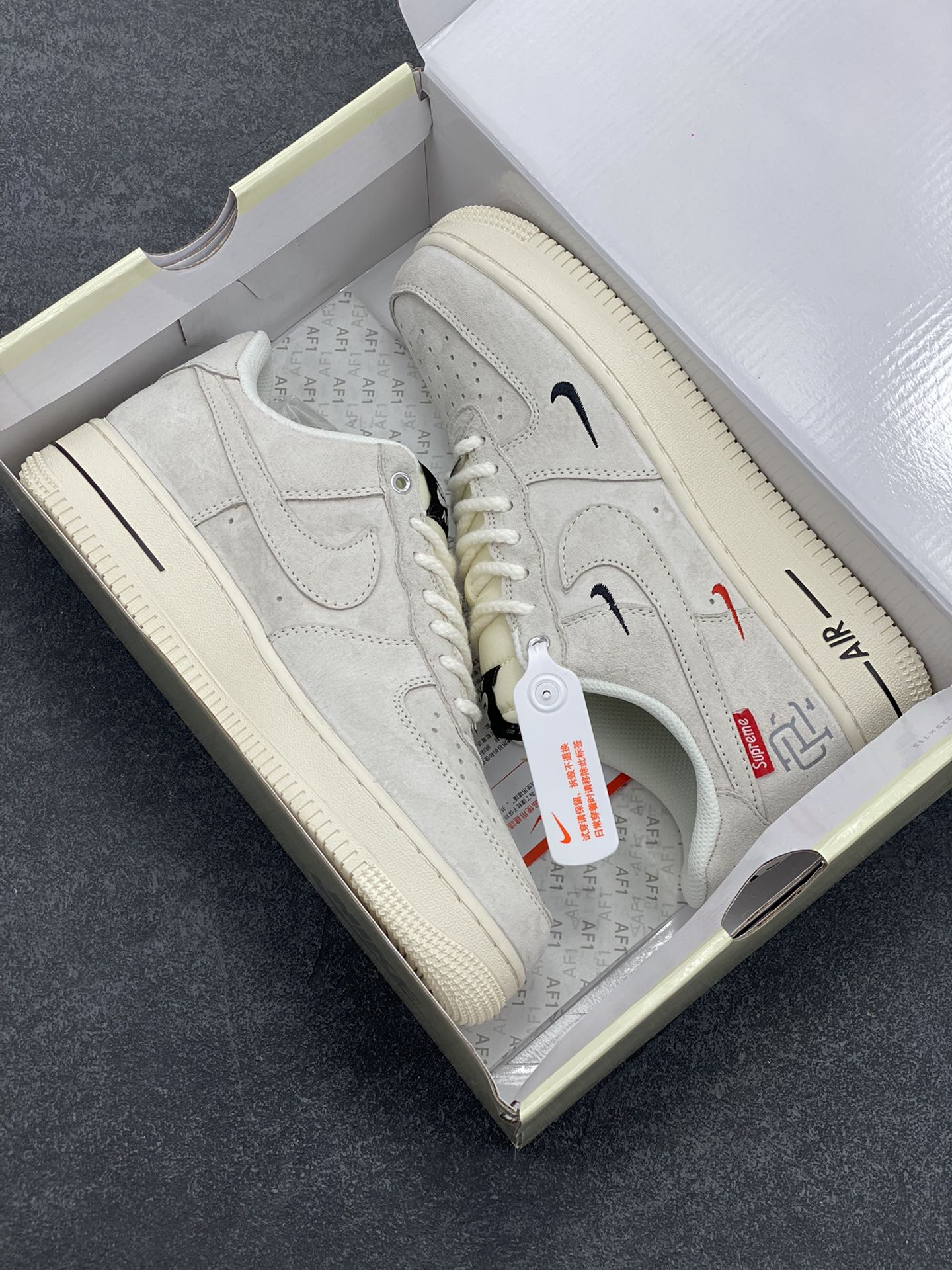 图片[9]-NIke Air Force 1 \’07 Low “Supreme冠军联名–米白小三勾”空军一号 低帮 运动鞋 休闲鞋 折边针车 工艺难度大 原楦头原纸板 原装鞋盒 定制五金配件 内置全掌气垫 原厂鞋底 货号：SJ6698-020 尺码：36 36.5 37.5 38 38.5 39 40 40.5 41 42 42.5 43 44 44.5 45-选品中心