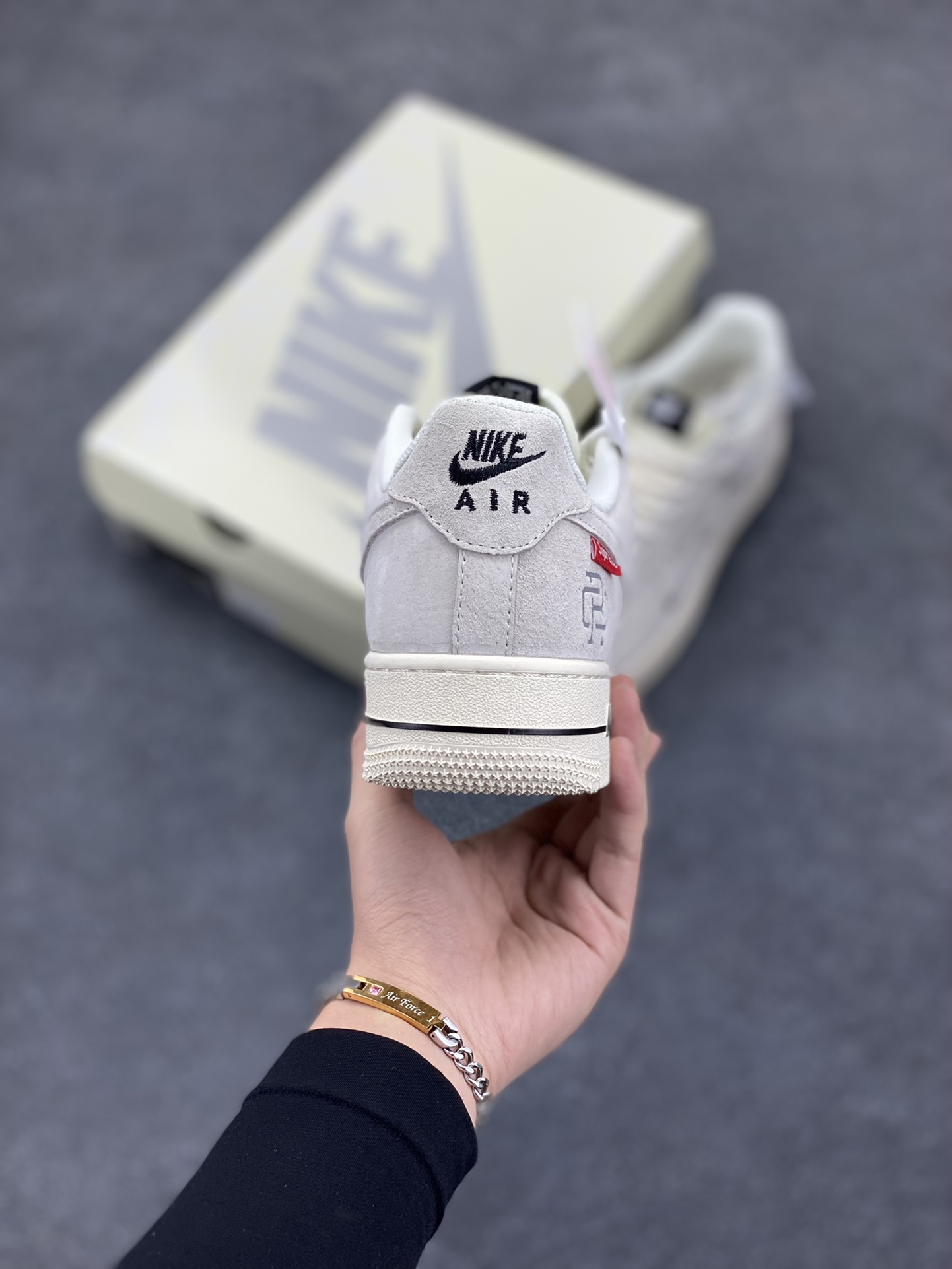 图片[4]-NIke Air Force 1 \’07 Low “Supreme冠军联名–米白小三勾”空军一号 低帮 运动鞋 休闲鞋 折边针车 工艺难度大 原楦头原纸板 原装鞋盒 定制五金配件 内置全掌气垫 原厂鞋底 货号：SJ6698-020 尺码：36 36.5 37.5 38 38.5 39 40 40.5 41 42 42.5 43 44 44.5 45-选品中心
