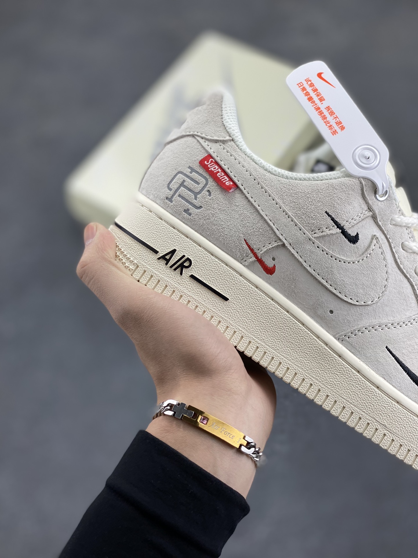 图片[6]-NIke Air Force 1 \’07 Low “Supreme冠军联名–米白小三勾”空军一号 低帮 运动鞋 休闲鞋 折边针车 工艺难度大 原楦头原纸板 原装鞋盒 定制五金配件 内置全掌气垫 原厂鞋底 货号：SJ6698-020 尺码：36 36.5 37.5 38 38.5 39 40 40.5 41 42 42.5 43 44 44.5 45-选品中心