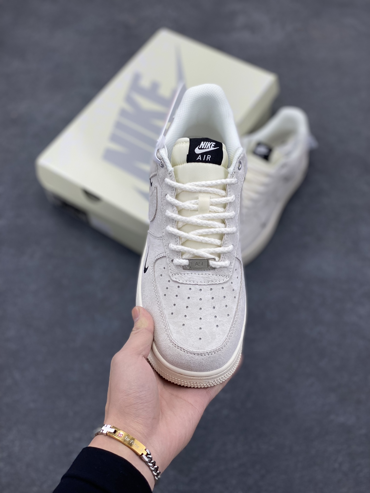 图片[2]-NIke Air Force 1 \’07 Low “Supreme冠军联名–米白小三勾”空军一号 低帮 运动鞋 休闲鞋 折边针车 工艺难度大 原楦头原纸板 原装鞋盒 定制五金配件 内置全掌气垫 原厂鞋底 货号：SJ6698-020 尺码：36 36.5 37.5 38 38.5 39 40 40.5 41 42 42.5 43 44 44.5 45-选品中心