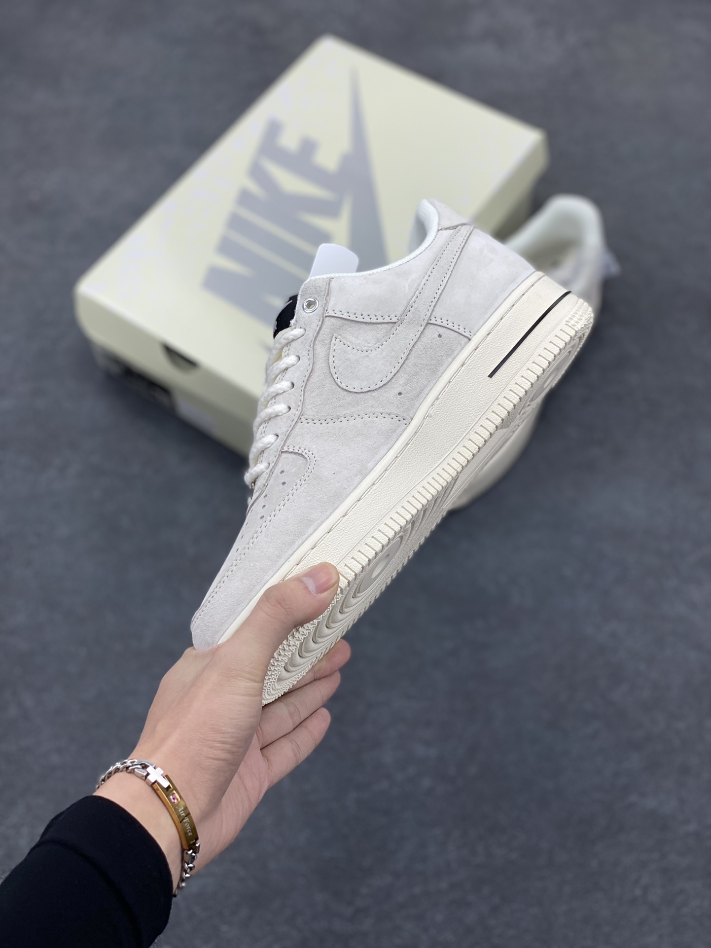 图片[3]-NIke Air Force 1 \’07 Low “Supreme冠军联名–米白小三勾”空军一号 低帮 运动鞋 休闲鞋 折边针车 工艺难度大 原楦头原纸板 原装鞋盒 定制五金配件 内置全掌气垫 原厂鞋底 货号：SJ6698-020 尺码：36 36.5 37.5 38 38.5 39 40 40.5 41 42 42.5 43 44 44.5 45-选品中心