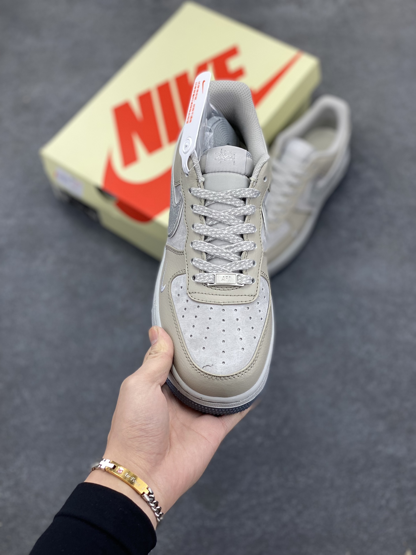 图片[2]-NIke Air Force 1 \’07 Low “斯图西联名–满天星双勾”空军一号 低帮 运动鞋 休闲鞋 折边针车 工艺难度大 原楦头原纸板 原装鞋盒 定制五金配件 内置全掌气垫 原厂鞋底 货号：QY6818-521 尺码：36 36.5 37.5 38 38.5 39 40 40.5 41 42 42.5 43 44 44.5 45-选品中心