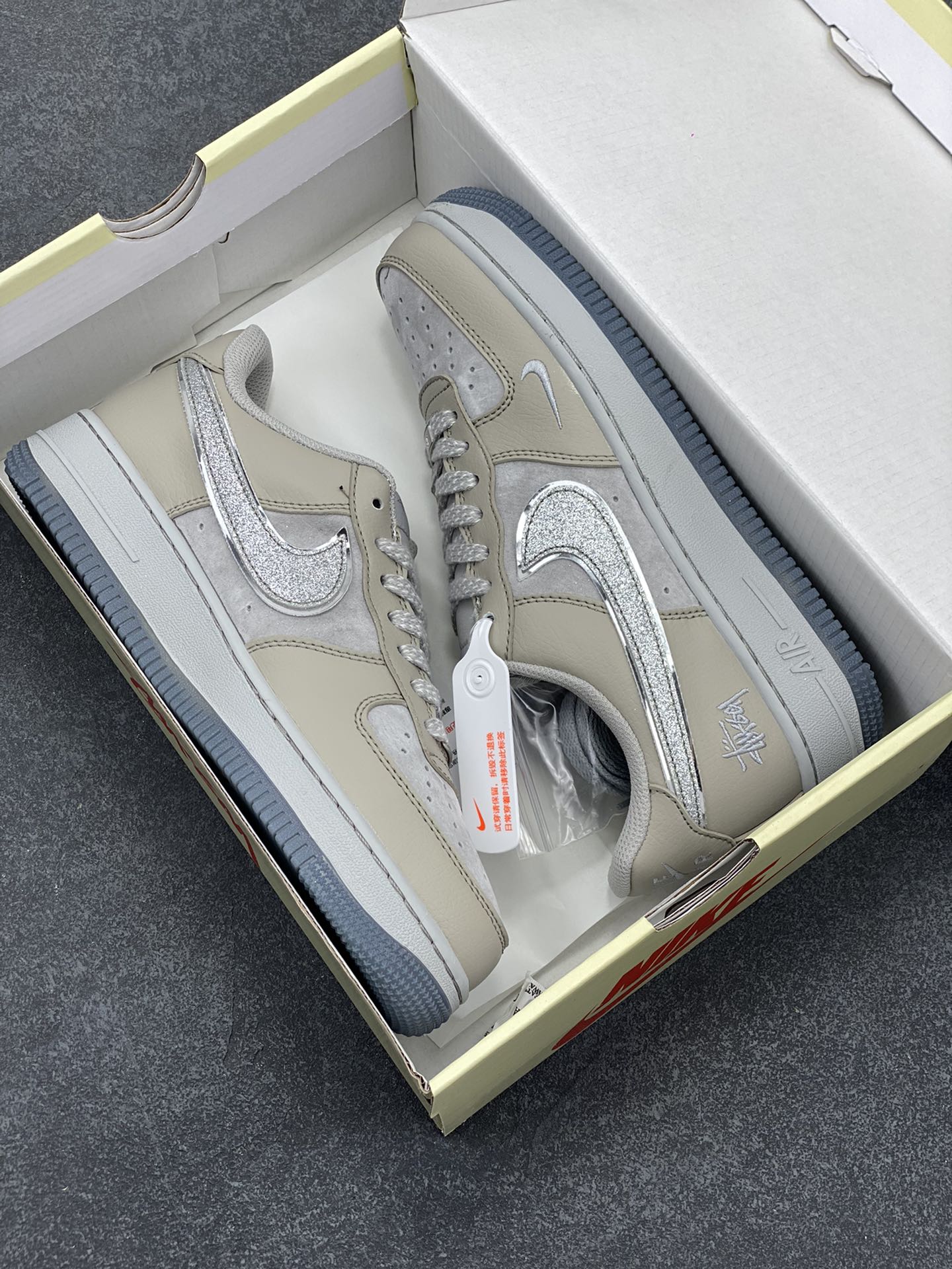 图片[9]-NIke Air Force 1 \’07 Low “斯图西联名–满天星双勾”空军一号 低帮 运动鞋 休闲鞋 折边针车 工艺难度大 原楦头原纸板 原装鞋盒 定制五金配件 内置全掌气垫 原厂鞋底 货号：QY6818-521 尺码：36 36.5 37.5 38 38.5 39 40 40.5 41 42 42.5 43 44 44.5 45-选品中心