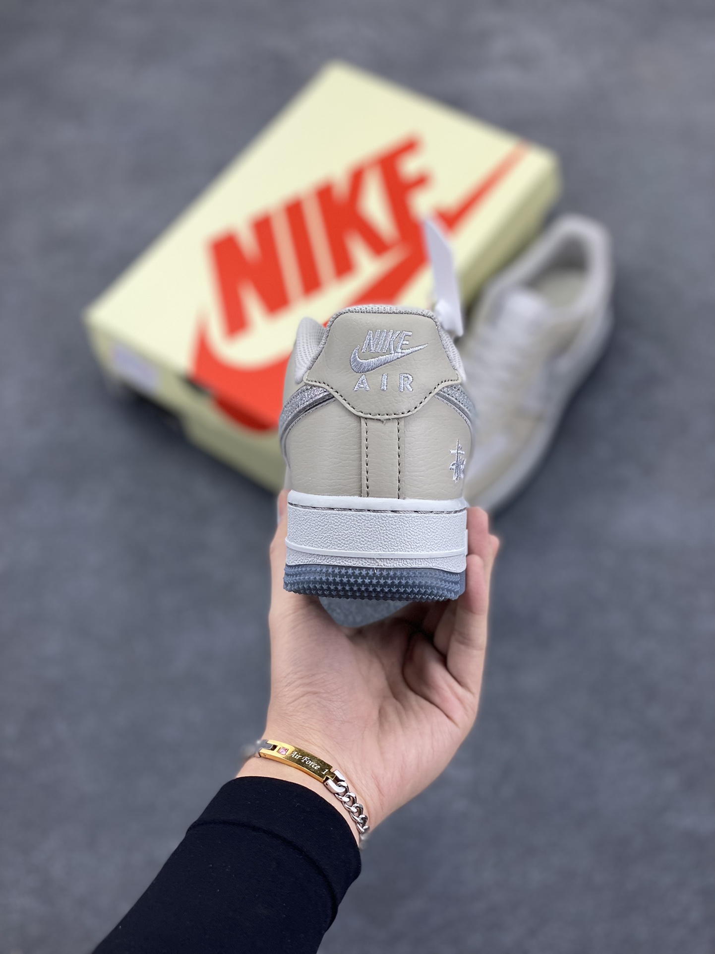 图片[4]-NIke Air Force 1 \’07 Low “斯图西联名–满天星双勾”空军一号 低帮 运动鞋 休闲鞋 折边针车 工艺难度大 原楦头原纸板 原装鞋盒 定制五金配件 内置全掌气垫 原厂鞋底 货号：QY6818-521 尺码：36 36.5 37.5 38 38.5 39 40 40.5 41 42 42.5 43 44 44.5 45-选品中心