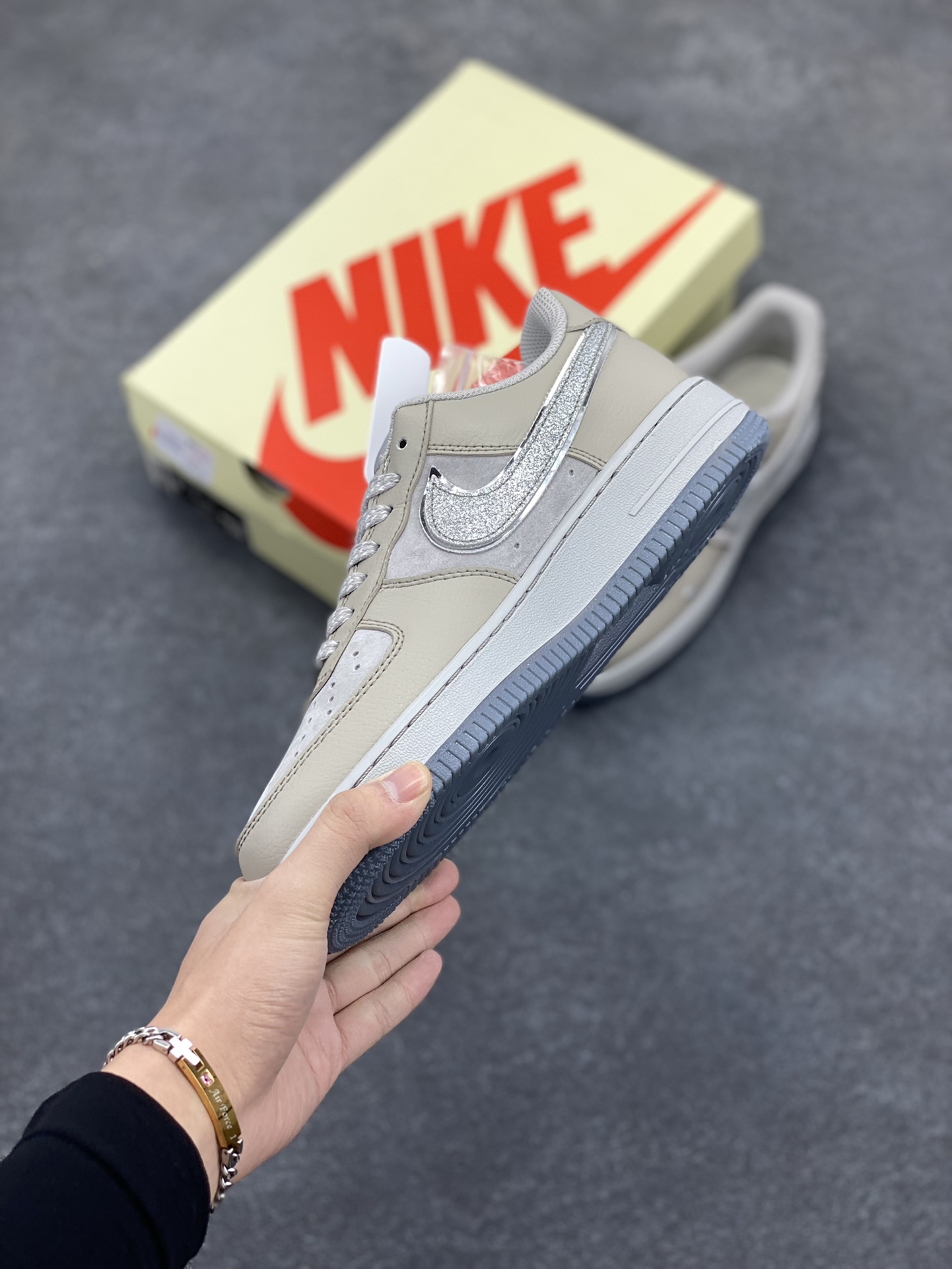 图片[3]-NIke Air Force 1 \’07 Low “斯图西联名–满天星双勾”空军一号 低帮 运动鞋 休闲鞋 折边针车 工艺难度大 原楦头原纸板 原装鞋盒 定制五金配件 内置全掌气垫 原厂鞋底 货号：QY6818-521 尺码：36 36.5 37.5 38 38.5 39 40 40.5 41 42 42.5 43 44 44.5 45-选品中心