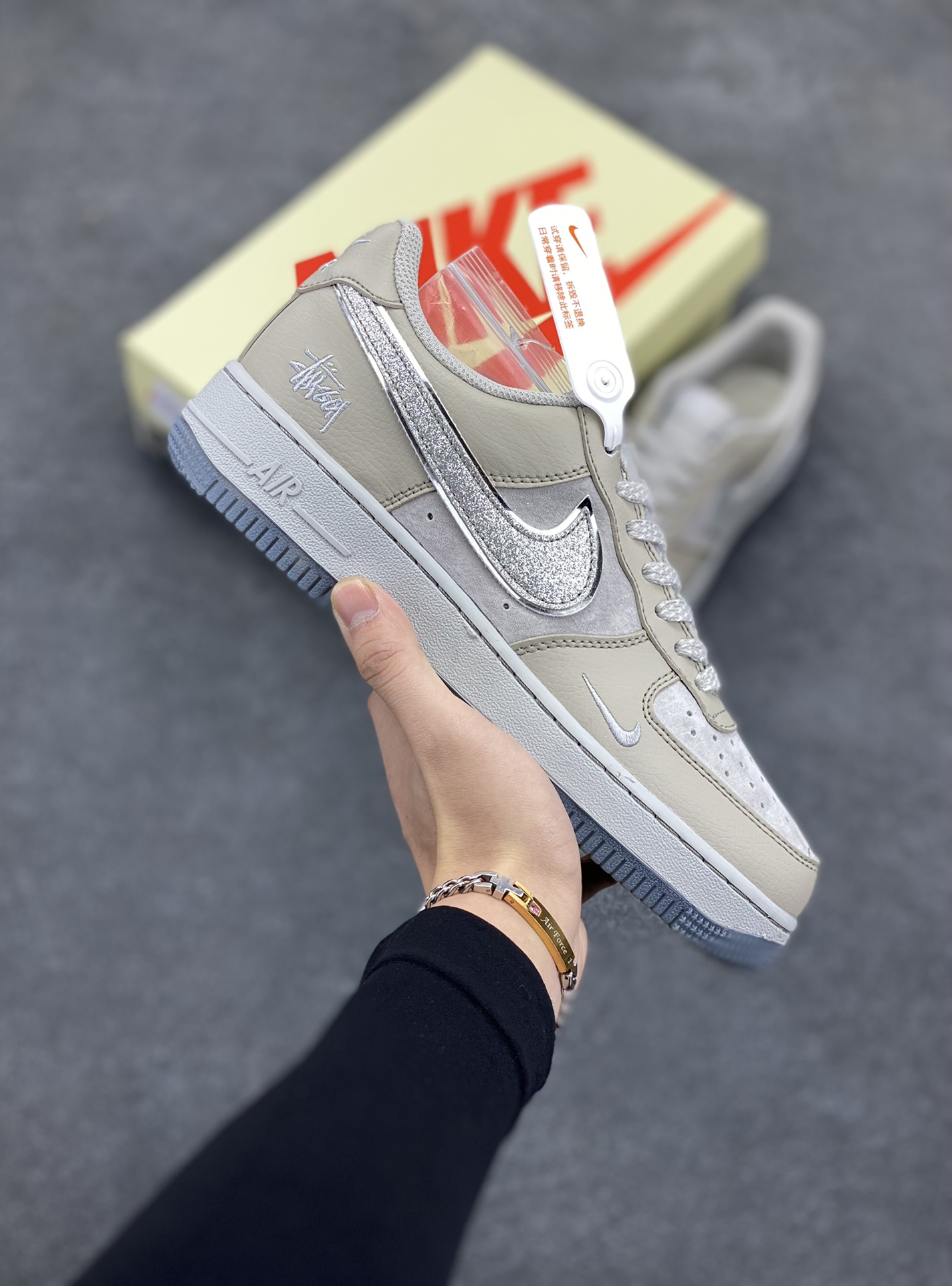 NIke Air Force 1 \’07 Low “斯图西联名–满天星双勾”空军一号 低帮 运动鞋 休闲鞋 折边针车 工艺难度大 原楦头原纸板 原装鞋盒 定制五金配件 内置全掌气垫 原厂鞋底 货号:QY6818-521 尺码:36 36.5 37.5 38 38.5 39 40 40.5 41 42 42.5 43 44 44.5 45-选品中心