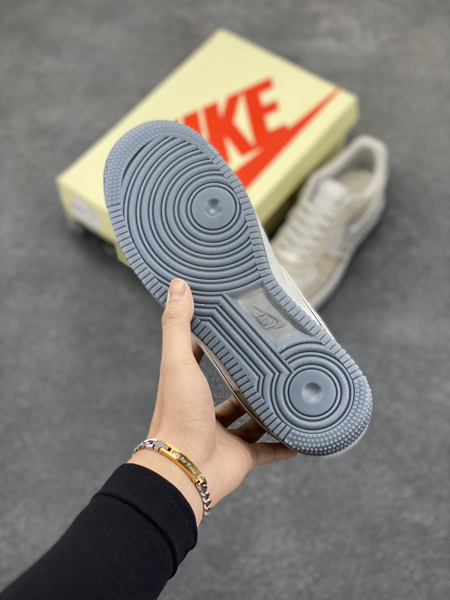 图片[5]-NIke Air Force 1 \’07 Low “斯图西联名–满天星双勾”空军一号 低帮 运动鞋 休闲鞋 折边针车 工艺难度大 原楦头原纸板 原装鞋盒 定制五金配件 内置全掌气垫 原厂鞋底 货号：QY6818-521 尺码：36 36.5 37.5 38 38.5 39 40 40.5 41 42 42.5 43 44 44.5 45-选品中心