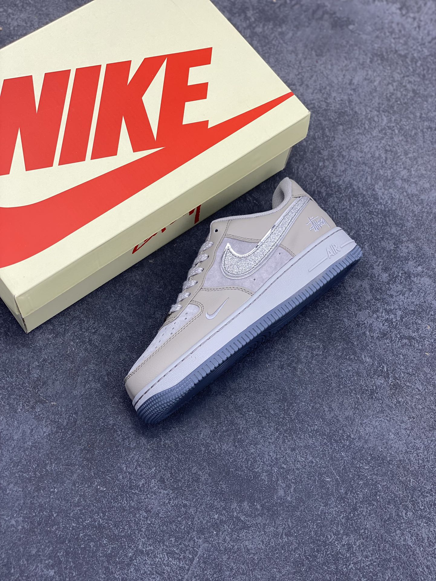 图片[7]-NIke Air Force 1 \’07 Low “斯图西联名–满天星双勾”空军一号 低帮 运动鞋 休闲鞋 折边针车 工艺难度大 原楦头原纸板 原装鞋盒 定制五金配件 内置全掌气垫 原厂鞋底 货号：QY6818-521 尺码：36 36.5 37.5 38 38.5 39 40 40.5 41 42 42.5 43 44 44.5 45-选品中心