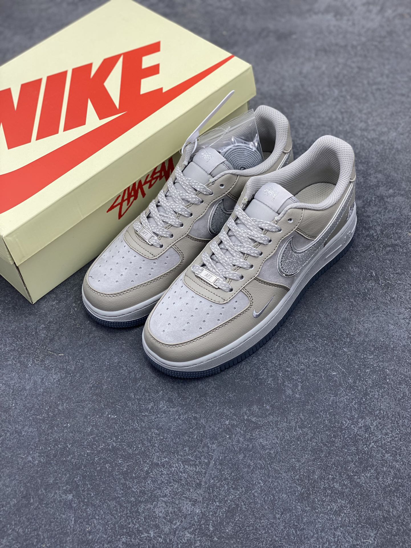 图片[8]-NIke Air Force 1 \’07 Low “斯图西联名–满天星双勾”空军一号 低帮 运动鞋 休闲鞋 折边针车 工艺难度大 原楦头原纸板 原装鞋盒 定制五金配件 内置全掌气垫 原厂鞋底 货号：QY6818-521 尺码：36 36.5 37.5 38 38.5 39 40 40.5 41 42 42.5 43 44 44.5 45-选品中心