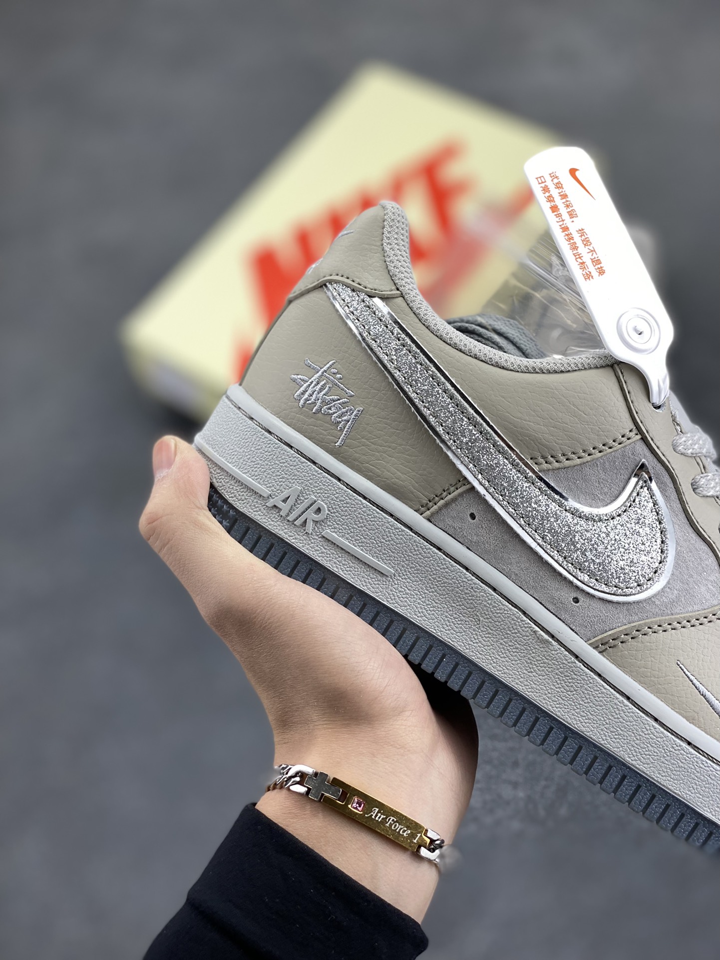 图片[6]-NIke Air Force 1 \’07 Low “斯图西联名–满天星双勾”空军一号 低帮 运动鞋 休闲鞋 折边针车 工艺难度大 原楦头原纸板 原装鞋盒 定制五金配件 内置全掌气垫 原厂鞋底 货号：QY6818-521 尺码：36 36.5 37.5 38 38.5 39 40 40.5 41 42 42.5 43 44 44.5 45-选品中心