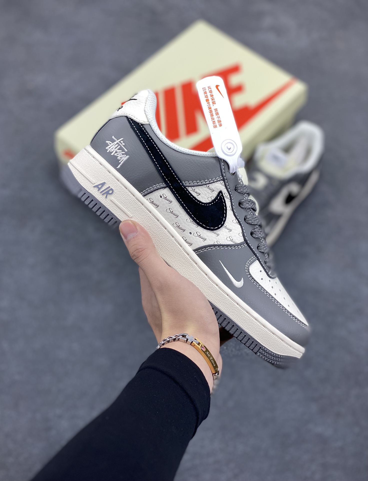 NIke Air Force 1 \’07 Low “斯图西联名–星云灰”空军一号 低帮 运动鞋 休闲鞋 折边针车 工艺难度大 原楦头原纸板 原装鞋盒 定制五金配件 内置全掌气垫 原厂鞋底 货号：XZ3328-168 尺码：36 36.5 37.5 38 38.5 39 40 40.5 41 42 42.5 43 44 44.5 45-选品中心
