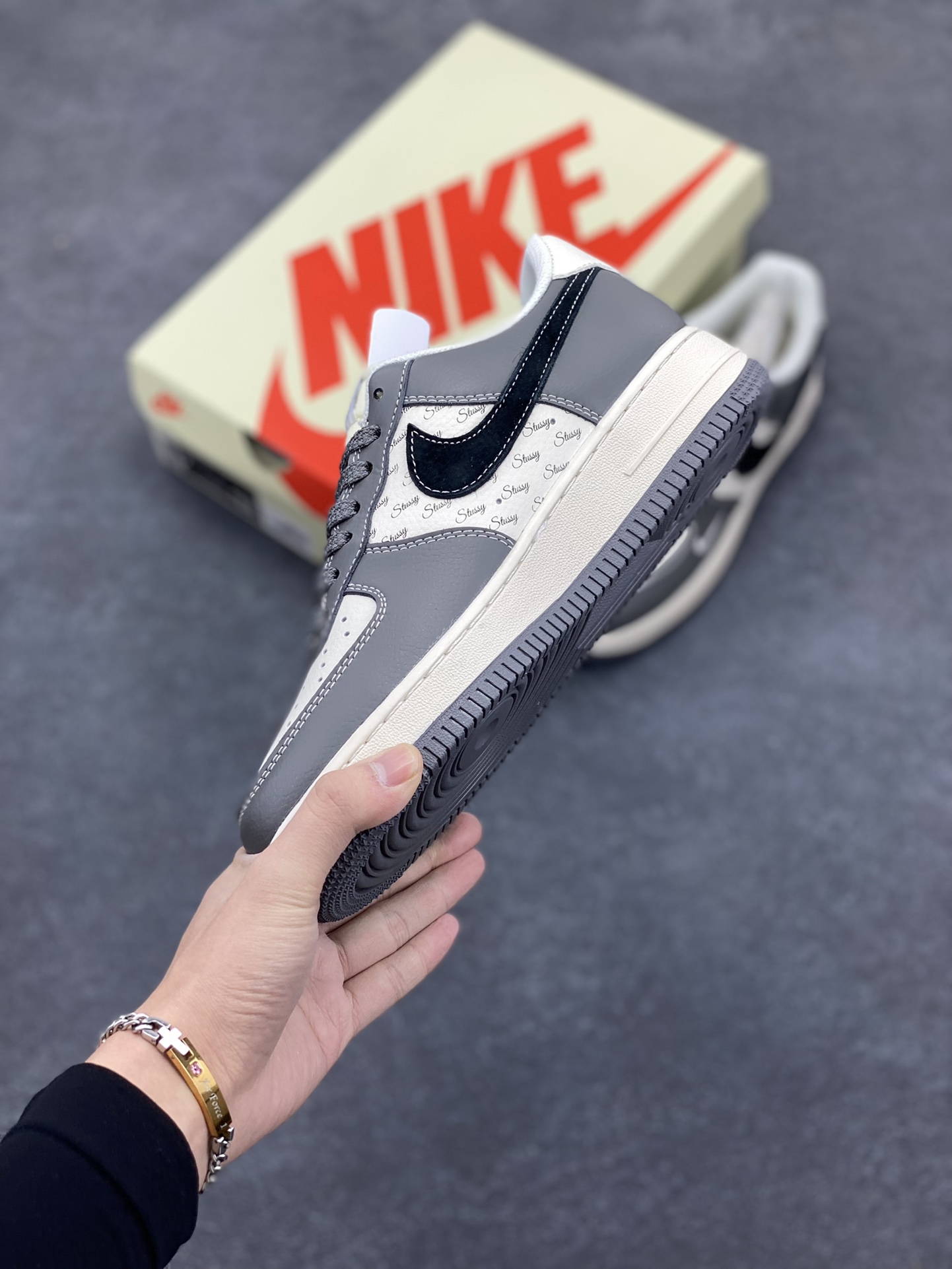 图片[3]-NIke Air Force 1 \’07 Low “斯图西联名–星云灰”空军一号 低帮 运动鞋 休闲鞋 折边针车 工艺难度大 原楦头原纸板 原装鞋盒 定制五金配件 内置全掌气垫 原厂鞋底 货号：XZ3328-168 尺码：36 36.5 37.5 38 38.5 39 40 40.5 41 42 42.5 43 44 44.5 45-选品中心