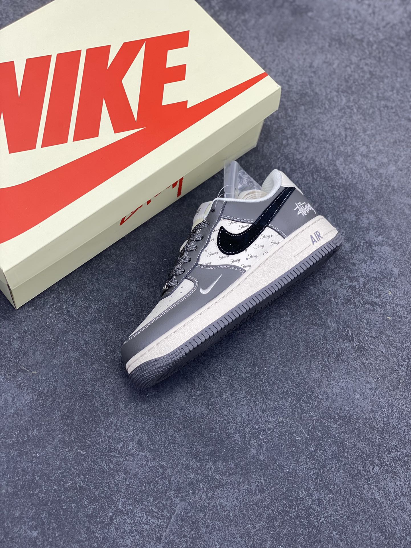 图片[7]-NIke Air Force 1 \’07 Low “斯图西联名–星云灰”空军一号 低帮 运动鞋 休闲鞋 折边针车 工艺难度大 原楦头原纸板 原装鞋盒 定制五金配件 内置全掌气垫 原厂鞋底 货号：XZ3328-168 尺码：36 36.5 37.5 38 38.5 39 40 40.5 41 42 42.5 43 44 44.5 45-选品中心