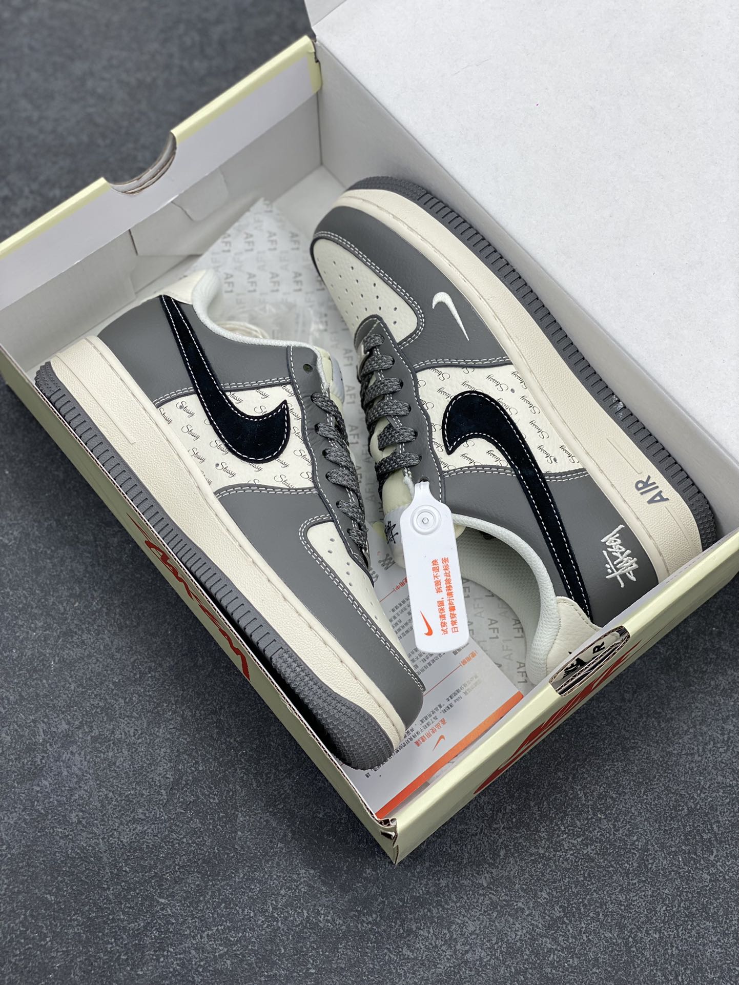 图片[9]-NIke Air Force 1 \’07 Low “斯图西联名–星云灰”空军一号 低帮 运动鞋 休闲鞋 折边针车 工艺难度大 原楦头原纸板 原装鞋盒 定制五金配件 内置全掌气垫 原厂鞋底 货号：XZ3328-168 尺码：36 36.5 37.5 38 38.5 39 40 40.5 41 42 42.5 43 44 44.5 45-选品中心