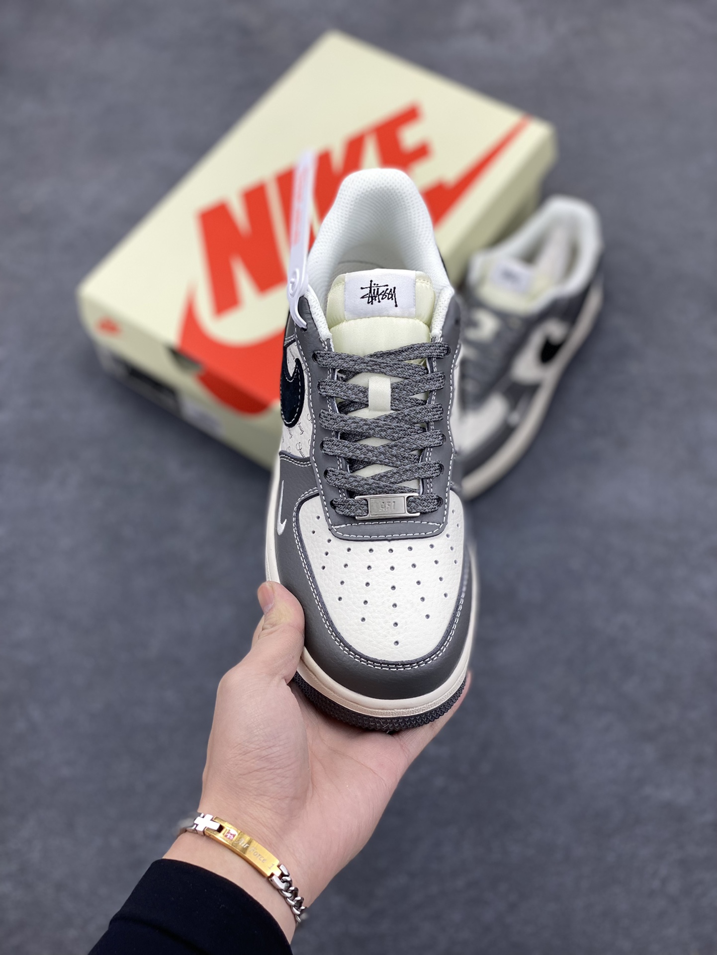 图片[2]-NIke Air Force 1 \’07 Low “斯图西联名–星云灰”空军一号 低帮 运动鞋 休闲鞋 折边针车 工艺难度大 原楦头原纸板 原装鞋盒 定制五金配件 内置全掌气垫 原厂鞋底 货号：XZ3328-168 尺码：36 36.5 37.5 38 38.5 39 40 40.5 41 42 42.5 43 44 44.5 45-选品中心