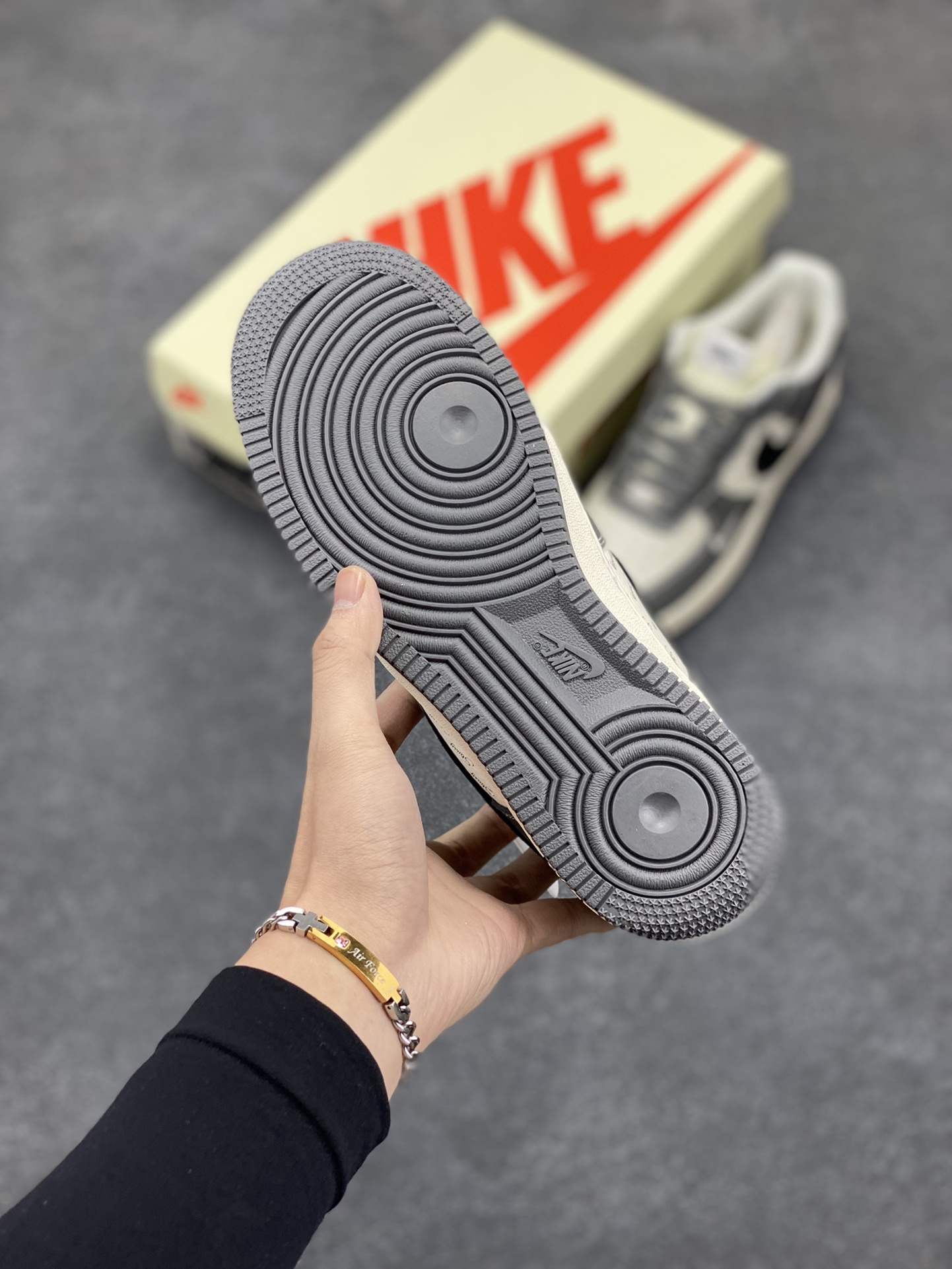 图片[5]-NIke Air Force 1 \’07 Low “斯图西联名–星云灰”空军一号 低帮 运动鞋 休闲鞋 折边针车 工艺难度大 原楦头原纸板 原装鞋盒 定制五金配件 内置全掌气垫 原厂鞋底 货号：XZ3328-168 尺码：36 36.5 37.5 38 38.5 39 40 40.5 41 42 42.5 43 44 44.5 45-选品中心