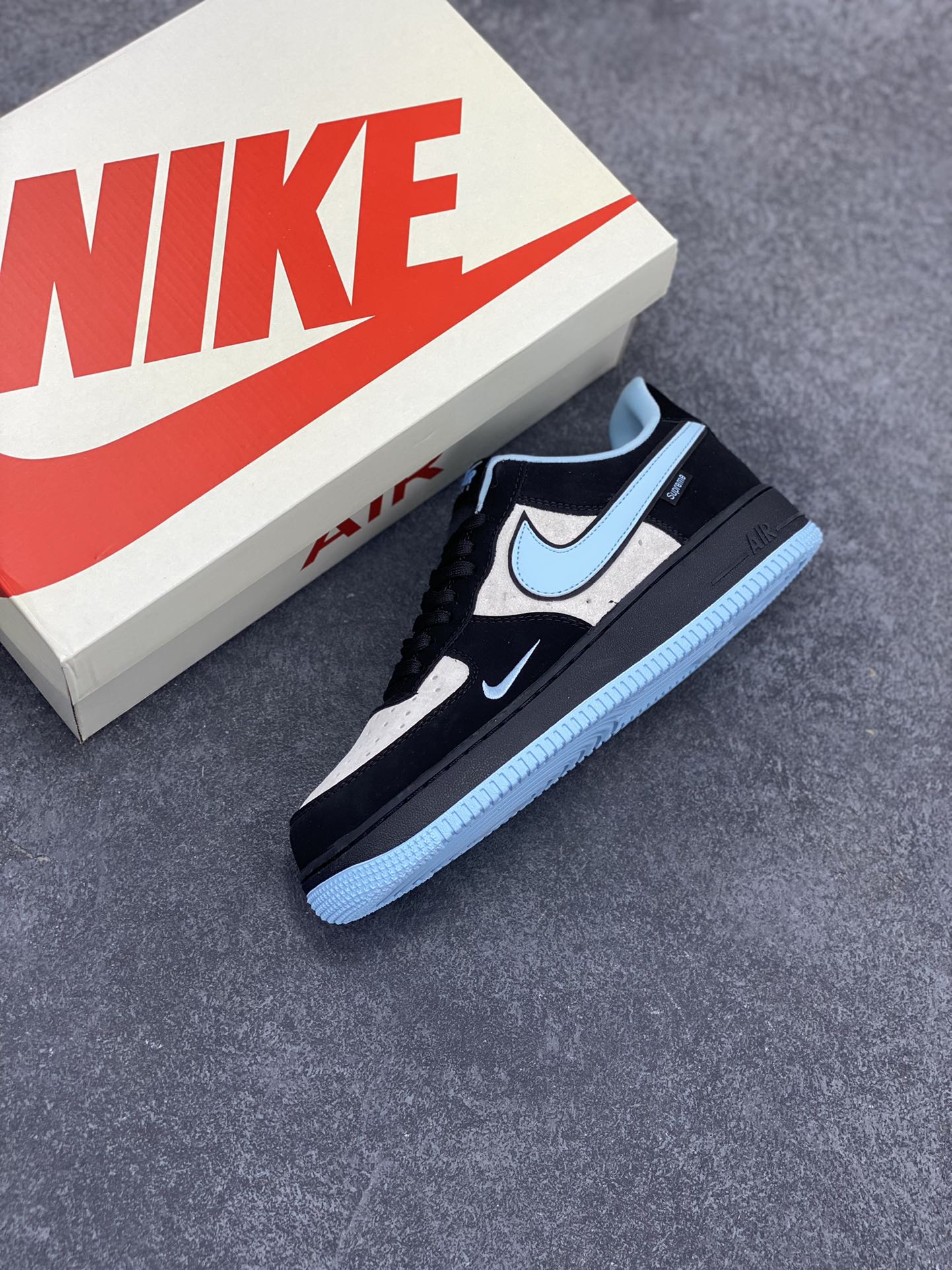 图片[7]-NIke Air Force 1 \’07 Low “Supreme联名——小清新蒂芙尼”空军一号 低帮 运动鞋 休闲鞋 折边针车 工艺难度大 原楦头原纸板 原装鞋盒 定制五金配件 内置全掌气垫 原厂鞋底 货号：DF0188-025 尺码：36 36.5 37.5 38 38.5 39 40 40.5 41 42 42.5 43 44 44.5 45-选品中心