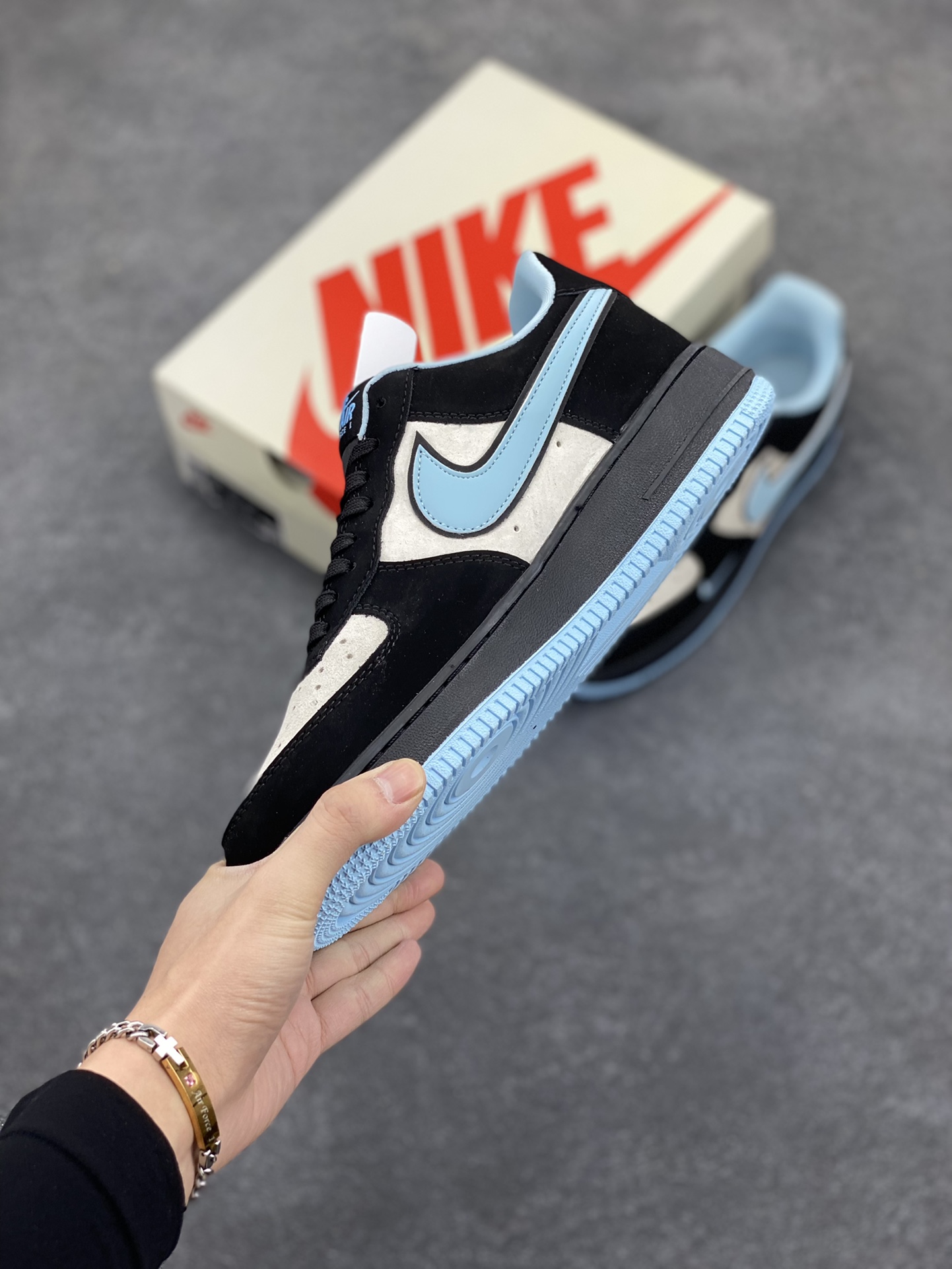 图片[3]-NIke Air Force 1 \’07 Low “Supreme联名——小清新蒂芙尼”空军一号 低帮 运动鞋 休闲鞋 折边针车 工艺难度大 原楦头原纸板 原装鞋盒 定制五金配件 内置全掌气垫 原厂鞋底 货号：DF0188-025 尺码：36 36.5 37.5 38 38.5 39 40 40.5 41 42 42.5 43 44 44.5 45-选品中心