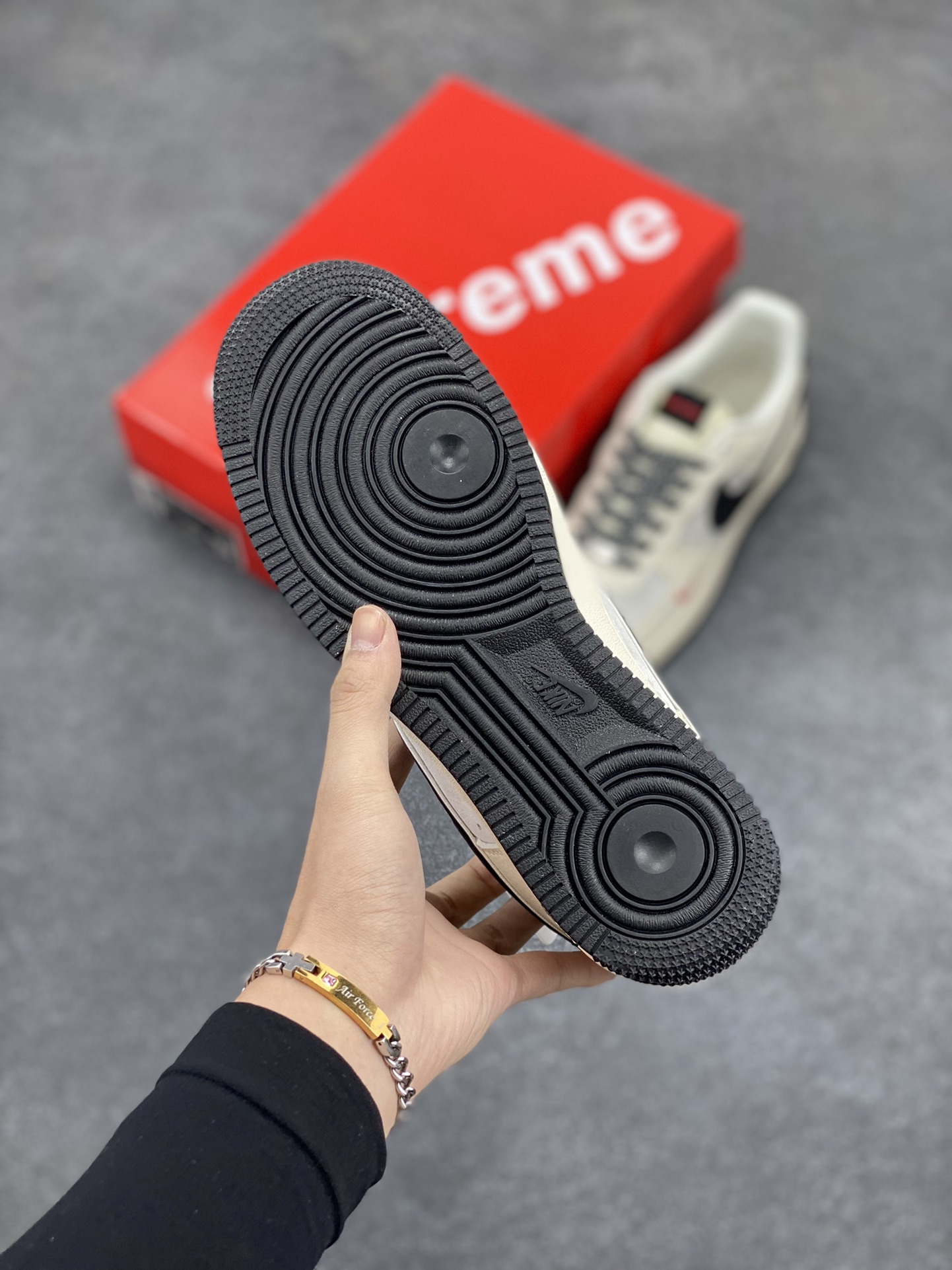 图片[5]-NIke Air Force 1 \’07 Low “Supreme联名”空军一号 低帮 运动鞋 休闲鞋 折边针车 工艺难度大 原楦头原纸板 原装鞋盒 定制五金配件 内置全掌气垫 原厂鞋底 货号：QY6818-520 尺码：36 36.5 37.5 38 38.5 39 40 40.5 41 42 42.5 43 44 44.5 45-选品中心