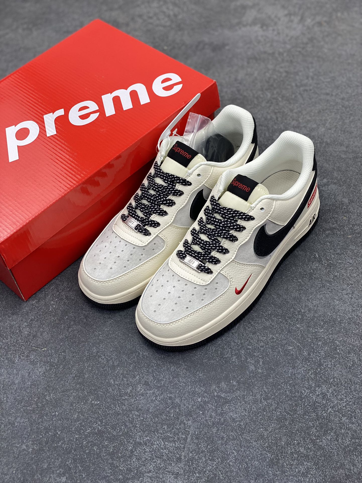 图片[8]-NIke Air Force 1 \’07 Low “Supreme联名”空军一号 低帮 运动鞋 休闲鞋 折边针车 工艺难度大 原楦头原纸板 原装鞋盒 定制五金配件 内置全掌气垫 原厂鞋底 货号：QY6818-520 尺码：36 36.5 37.5 38 38.5 39 40 40.5 41 42 42.5 43 44 44.5 45-选品中心