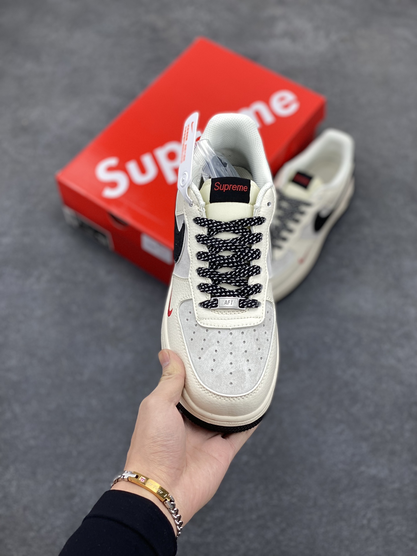 图片[2]-NIke Air Force 1 \’07 Low “Supreme联名”空军一号 低帮 运动鞋 休闲鞋 折边针车 工艺难度大 原楦头原纸板 原装鞋盒 定制五金配件 内置全掌气垫 原厂鞋底 货号：QY6818-520 尺码：36 36.5 37.5 38 38.5 39 40 40.5 41 42 42.5 43 44 44.5 45-选品中心