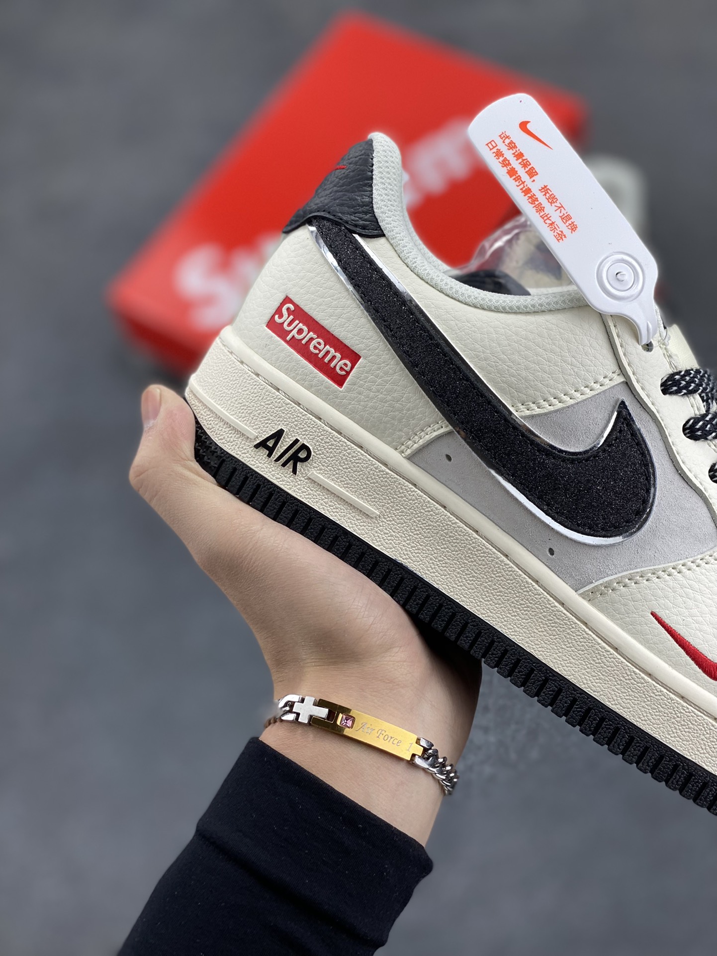 图片[6]-NIke Air Force 1 \’07 Low “Supreme联名”空军一号 低帮 运动鞋 休闲鞋 折边针车 工艺难度大 原楦头原纸板 原装鞋盒 定制五金配件 内置全掌气垫 原厂鞋底 货号：QY6818-520 尺码：36 36.5 37.5 38 38.5 39 40 40.5 41 42 42.5 43 44 44.5 45-选品中心