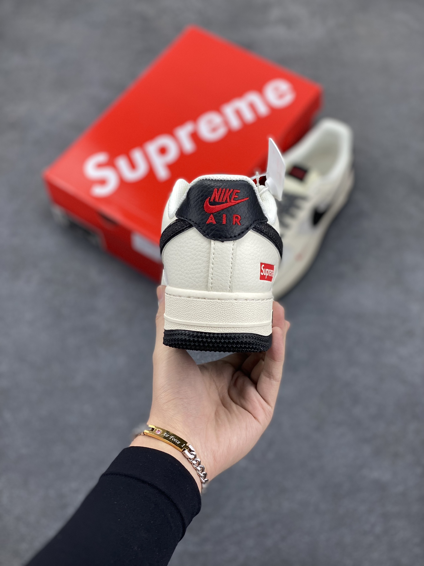 图片[4]-NIke Air Force 1 \’07 Low “Supreme联名”空军一号 低帮 运动鞋 休闲鞋 折边针车 工艺难度大 原楦头原纸板 原装鞋盒 定制五金配件 内置全掌气垫 原厂鞋底 货号：QY6818-520 尺码：36 36.5 37.5 38 38.5 39 40 40.5 41 42 42.5 43 44 44.5 45-选品中心