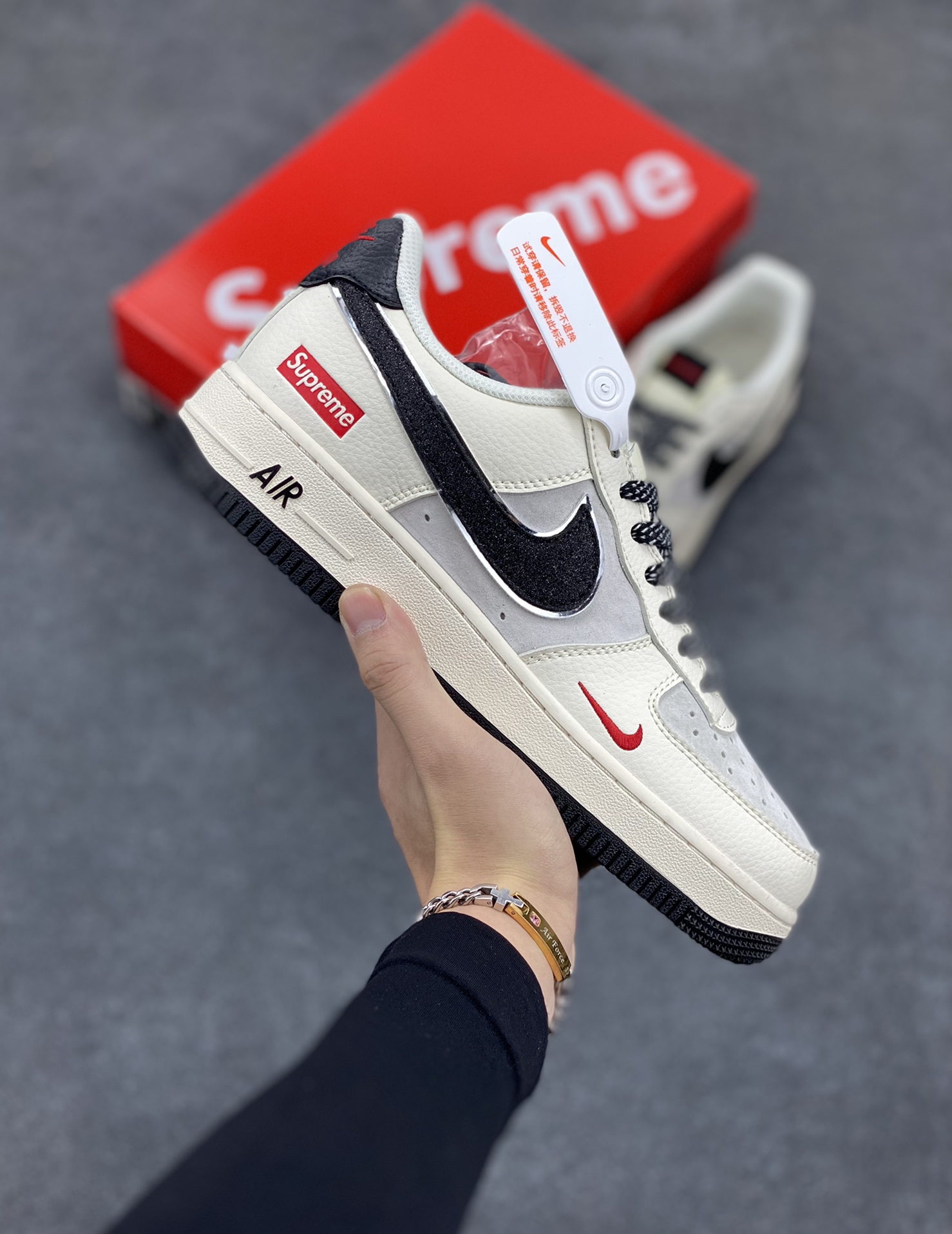 NIke Air Force 1 \’07 Low “Supreme联名”空军一号 低帮 运动鞋 休闲鞋 折边针车 工艺难度大 原楦头原纸板 原装鞋盒 定制五金配件 内置全掌气垫 原厂鞋底 货号：QY6818-520 尺码：36 36.5 37.5 38 38.5 39 40 40.5 41 42 42.5 43 44 44.5 45-选品中心