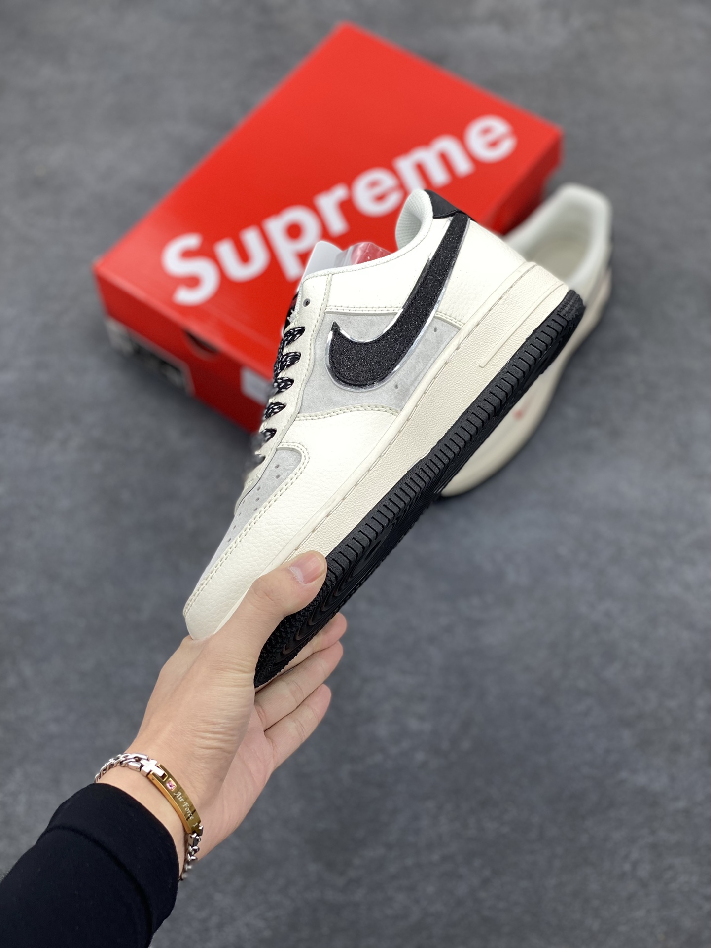 图片[3]-NIke Air Force 1 \’07 Low “Supreme联名”空军一号 低帮 运动鞋 休闲鞋 折边针车 工艺难度大 原楦头原纸板 原装鞋盒 定制五金配件 内置全掌气垫 原厂鞋底 货号：QY6818-520 尺码：36 36.5 37.5 38 38.5 39 40 40.5 41 42 42.5 43 44 44.5 45-选品中心