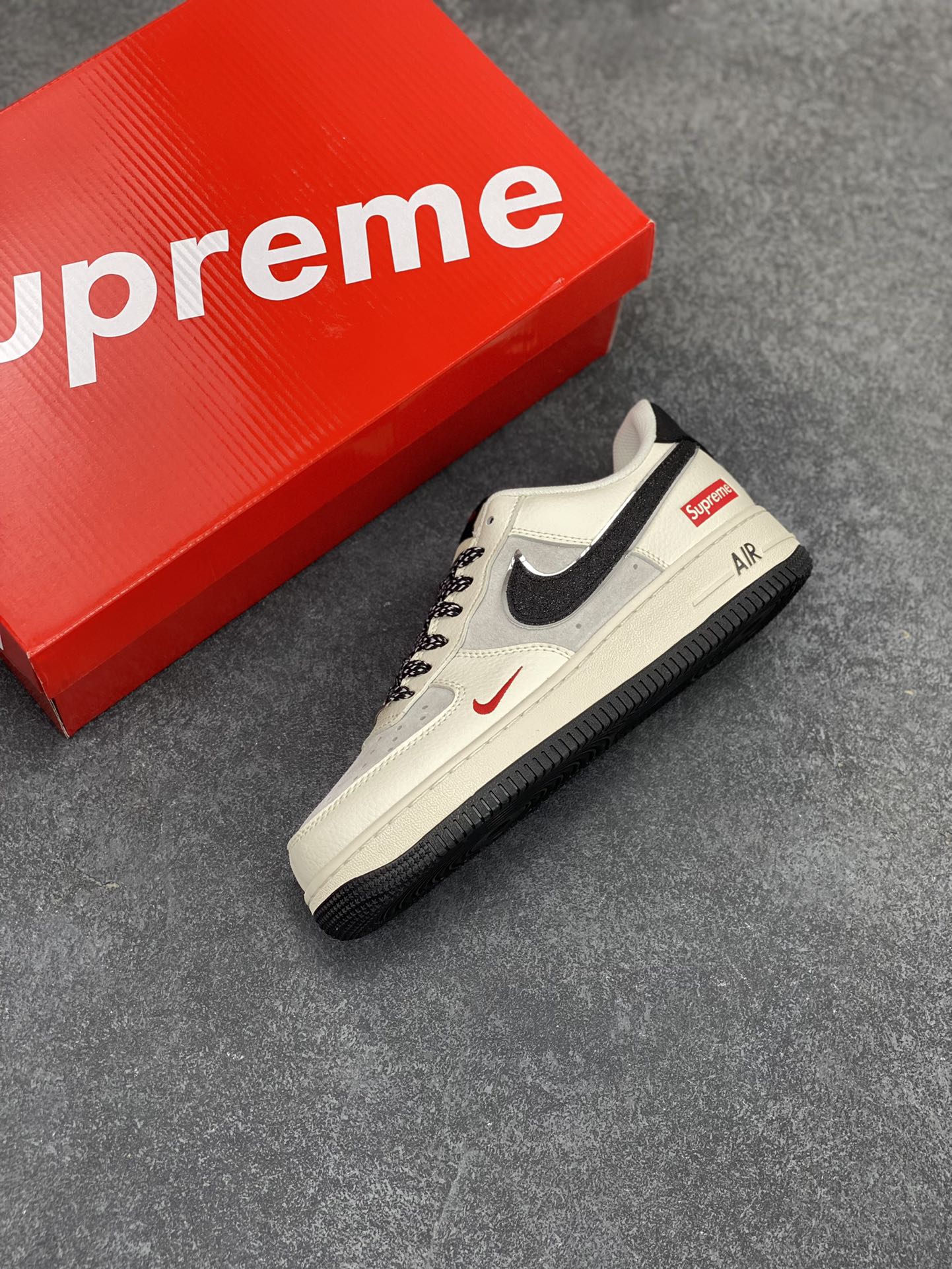 图片[7]-NIke Air Force 1 \’07 Low “Supreme联名”空军一号 低帮 运动鞋 休闲鞋 折边针车 工艺难度大 原楦头原纸板 原装鞋盒 定制五金配件 内置全掌气垫 原厂鞋底 货号：QY6818-520 尺码：36 36.5 37.5 38 38.5 39 40 40.5 41 42 42.5 43 44 44.5 45-选品中心