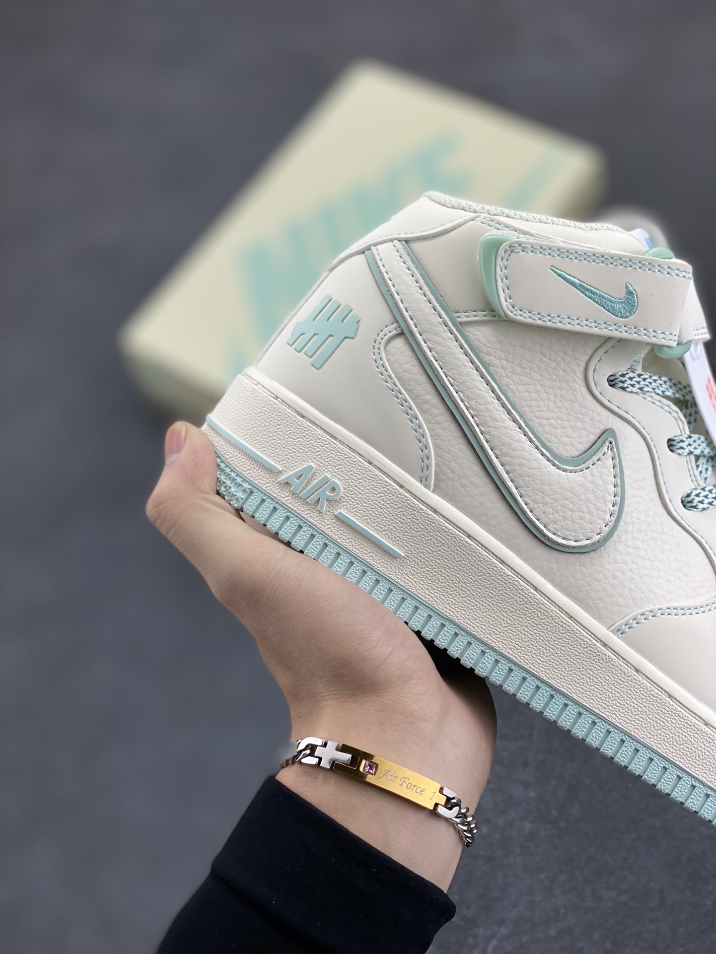 图片[6]-Underfented×Nike Air Forece 1 Mid满天星空军一号中帮休闲板鞋 定制皮料 3M反光 原楦原纸板 纯正版型 清洁度完美 内置全掌气垫 货号：GB5969-002 尺码：36 36.5 37.5 38 38.5 39 40 40.5 41 42 42.5 43 44 44.5 45-选品中心