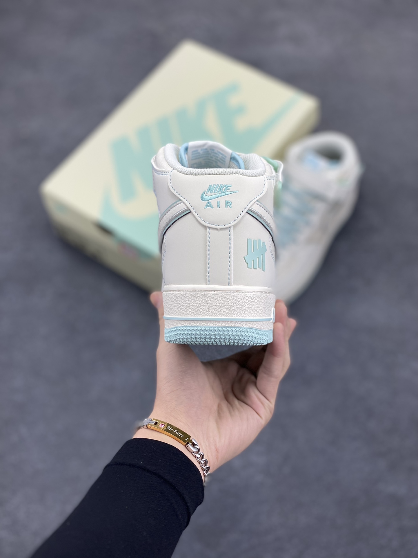 图片[4]-Underfented×Nike Air Forece 1 Mid满天星空军一号中帮休闲板鞋 定制皮料 3M反光 原楦原纸板 纯正版型 清洁度完美 内置全掌气垫 货号：GB5969-002 尺码：36 36.5 37.5 38 38.5 39 40 40.5 41 42 42.5 43 44 44.5 45-选品中心