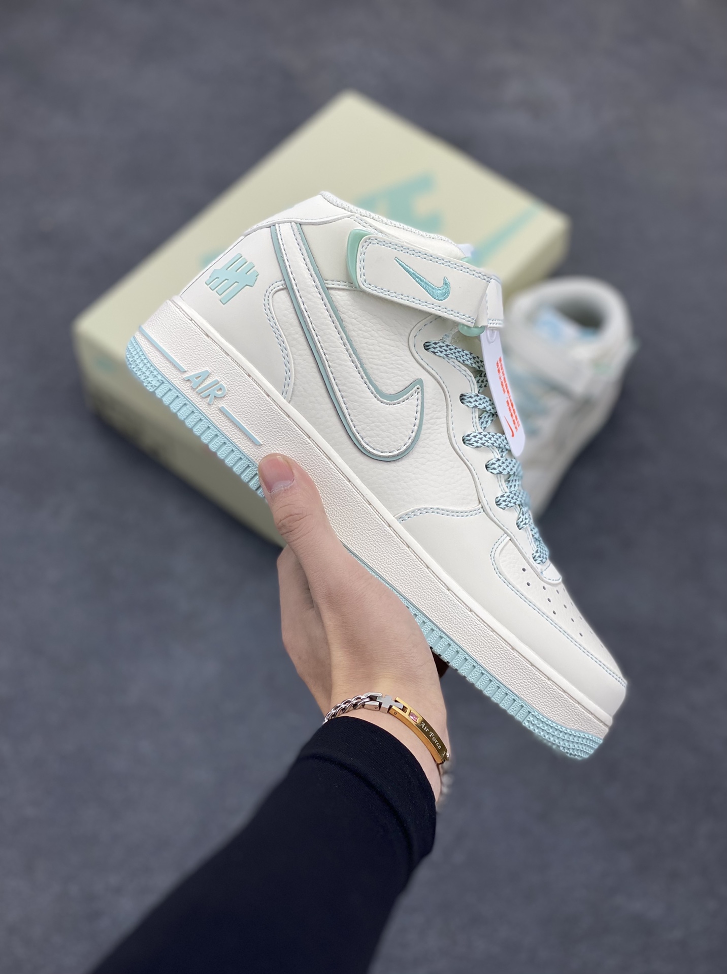 Underfented×Nike Air Forece 1 Mid满天星空军一号中帮休闲板鞋 定制皮料 3M反光 原楦原纸板 纯正版型 清洁度完美 内置全掌气垫 货号:GB5969-002 尺码:36 36.5 37.5 38 38.5 39 40 40.5 41 42 42.5 43 44 44.5 45-选品中心