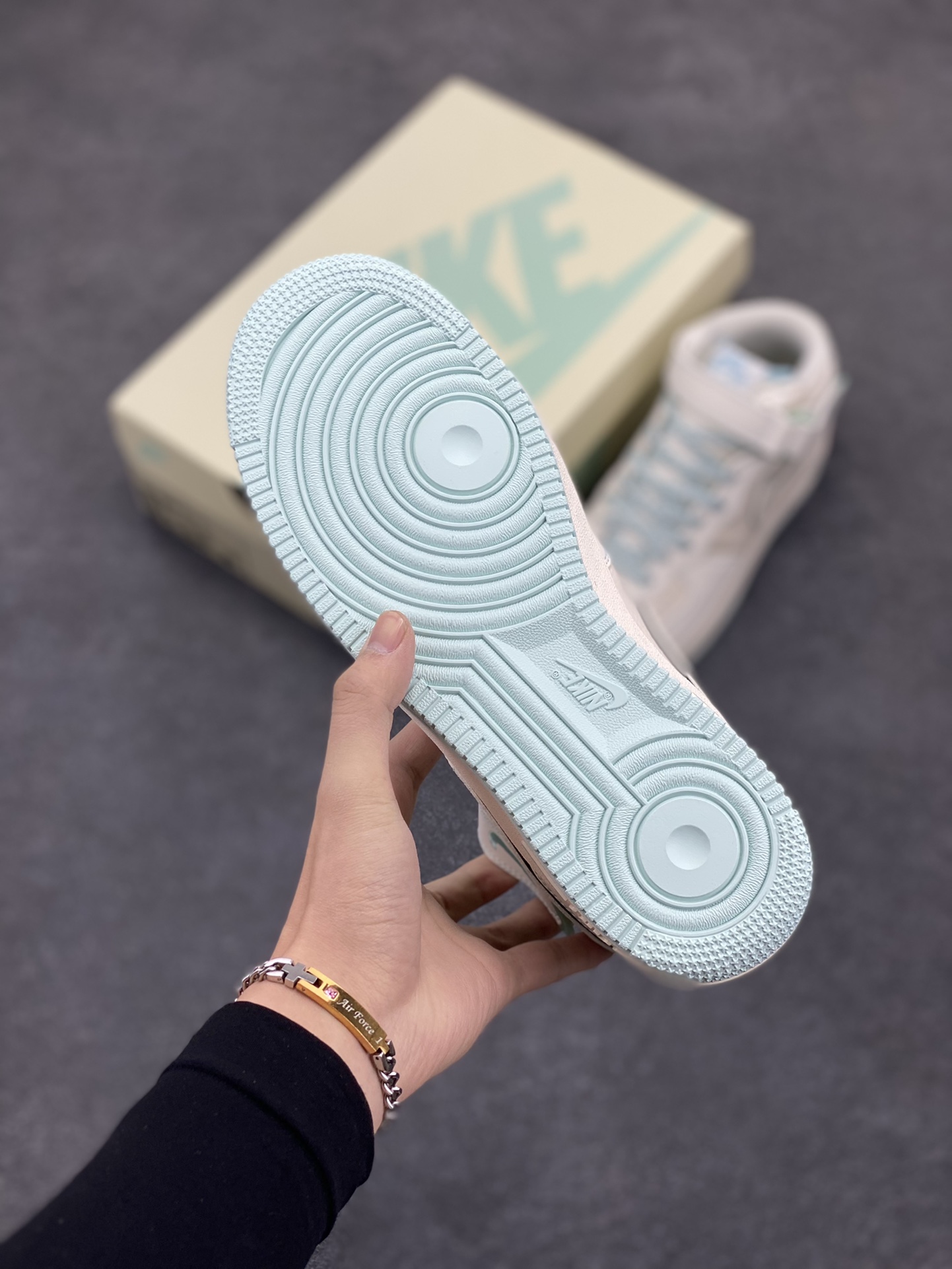 图片[5]-Underfented×Nike Air Forece 1 Mid满天星空军一号中帮休闲板鞋 定制皮料 3M反光 原楦原纸板 纯正版型 清洁度完美 内置全掌气垫 货号：GB5969-002 尺码：36 36.5 37.5 38 38.5 39 40 40.5 41 42 42.5 43 44 44.5 45-选品中心