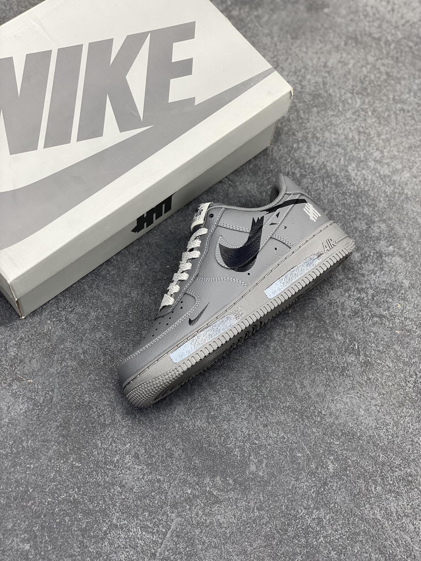 图片[7]-Nike Air Force 1 Low 07 x UNDEFEATED 断裂三钩深灰满天星 空军一号 低帮运动休闲板鞋 原楦头原纸板 打造纯正低帮空军版型 专注外贸渠道 全掌内置蜂窝气垫 原盒配件 原厂中底钢印、拉帮完美 货号：DZ6767-109 尺码：36 36.5 37.5 38 38.5 39 40 40.5 41 42 42.5 43 44 44.5 45-选品中心