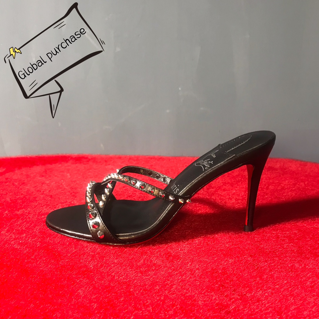 NO:100416,High-end customized 2-year spring and summer classic model H8.5Cm, size 34-42, leather large sole. L39-black cowhide, silver large, medium and small rivets, black copper feet, standard European size. Reference:L39- Color:black/bkack Material:cowhide Lining:red goat leather Heel height:8.5Cm Sole:leather sole Size:EUR 34-42 (US 4-11):,,christian louboutin,cowhide,Leather soles19860909高端订制2年春夏精典款 H8.5Cm,尺码34-42码,真皮大底.L39-黑牛皮,银色大中小铆钉,黑的铜脚,标准欧码. Reference:L39- Color:black/bkack Material:cowhide Lining:red goat leather Heel heigh:8.5Cm Sole:leather sole Size:EUR 34－42（US 4一11) :,,christian louboutin,cowhide,Leather soles,Women's Shoes