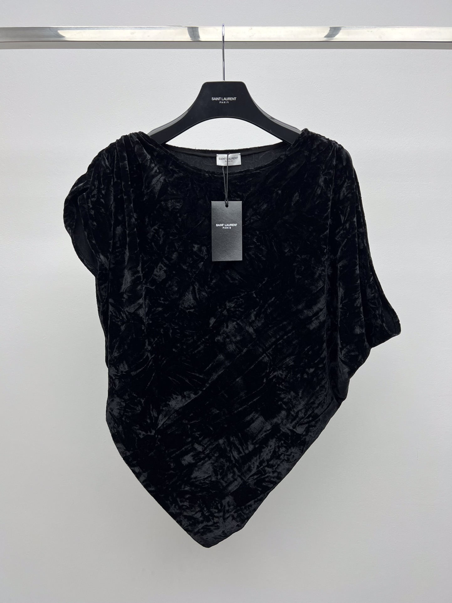 “Velvet Single-Breasted Suit with Shrimp Design and Irregular Details by Saint Laurent” - 图片 1