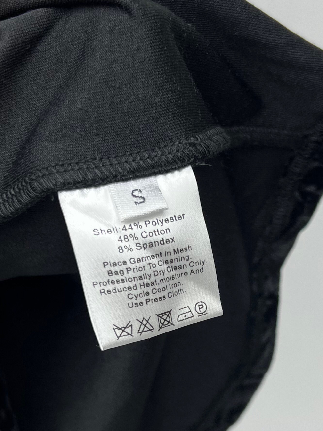 “Velvet Single-Breasted Suit with Shrimp Design and Irregular Details by Saint Laurent” - 图片 9