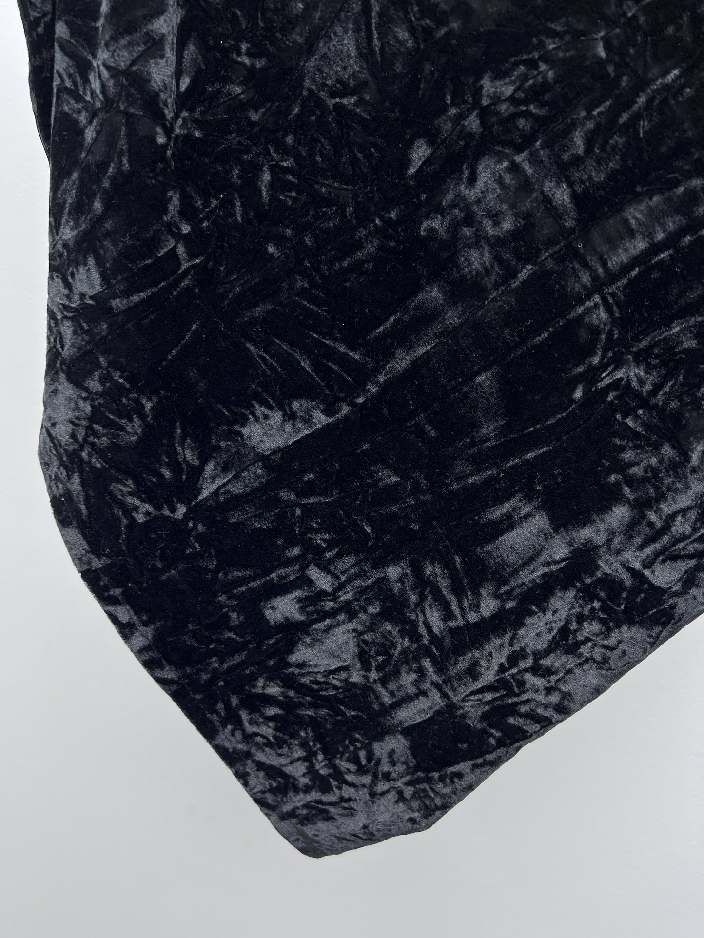 “Velvet Single-Breasted Suit with Shrimp Design and Irregular Details by Saint Laurent” - 图片 5