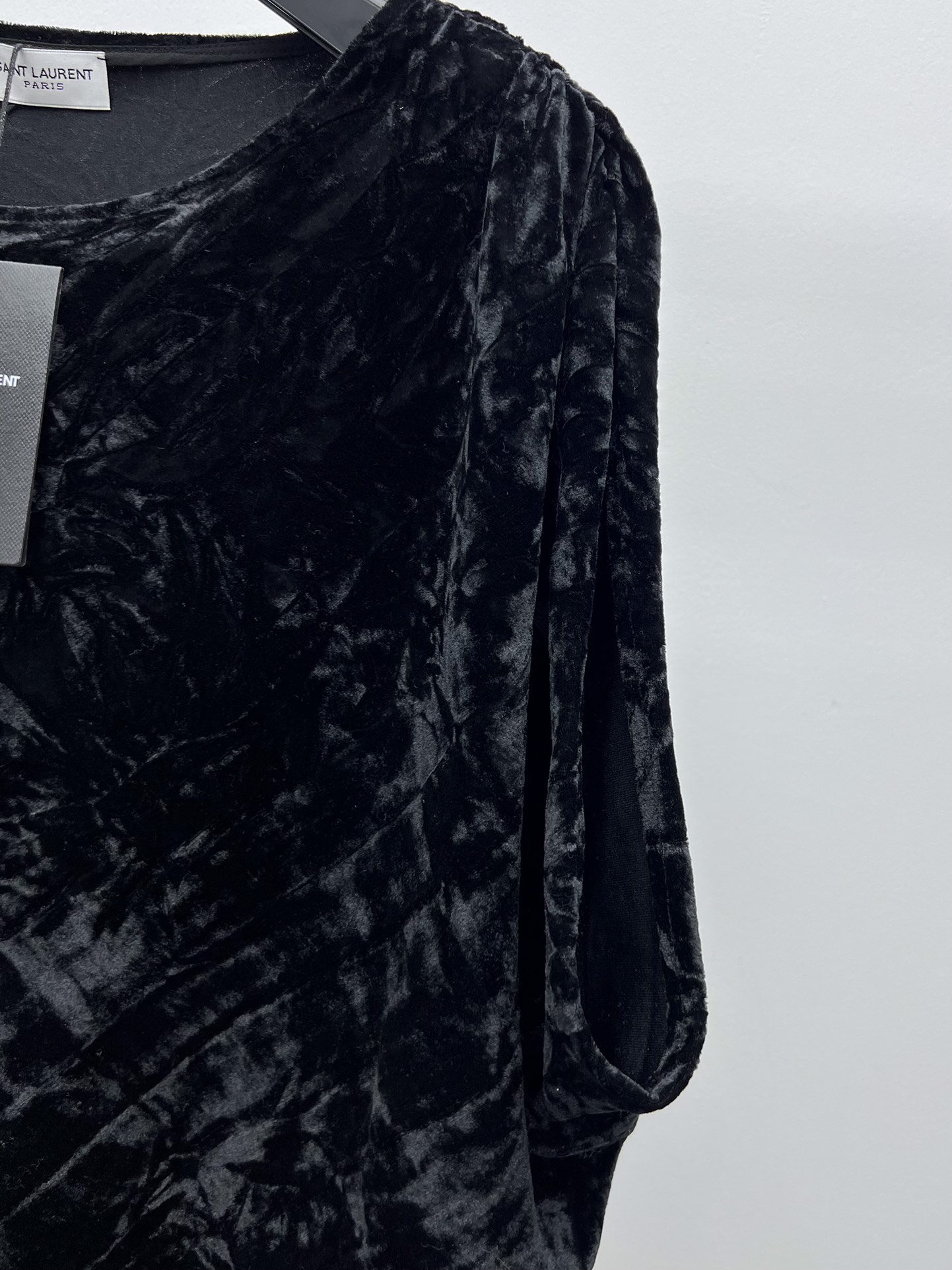 “Velvet Single-Breasted Suit with Shrimp Design and Irregular Details by Saint Laurent” - 图片 4