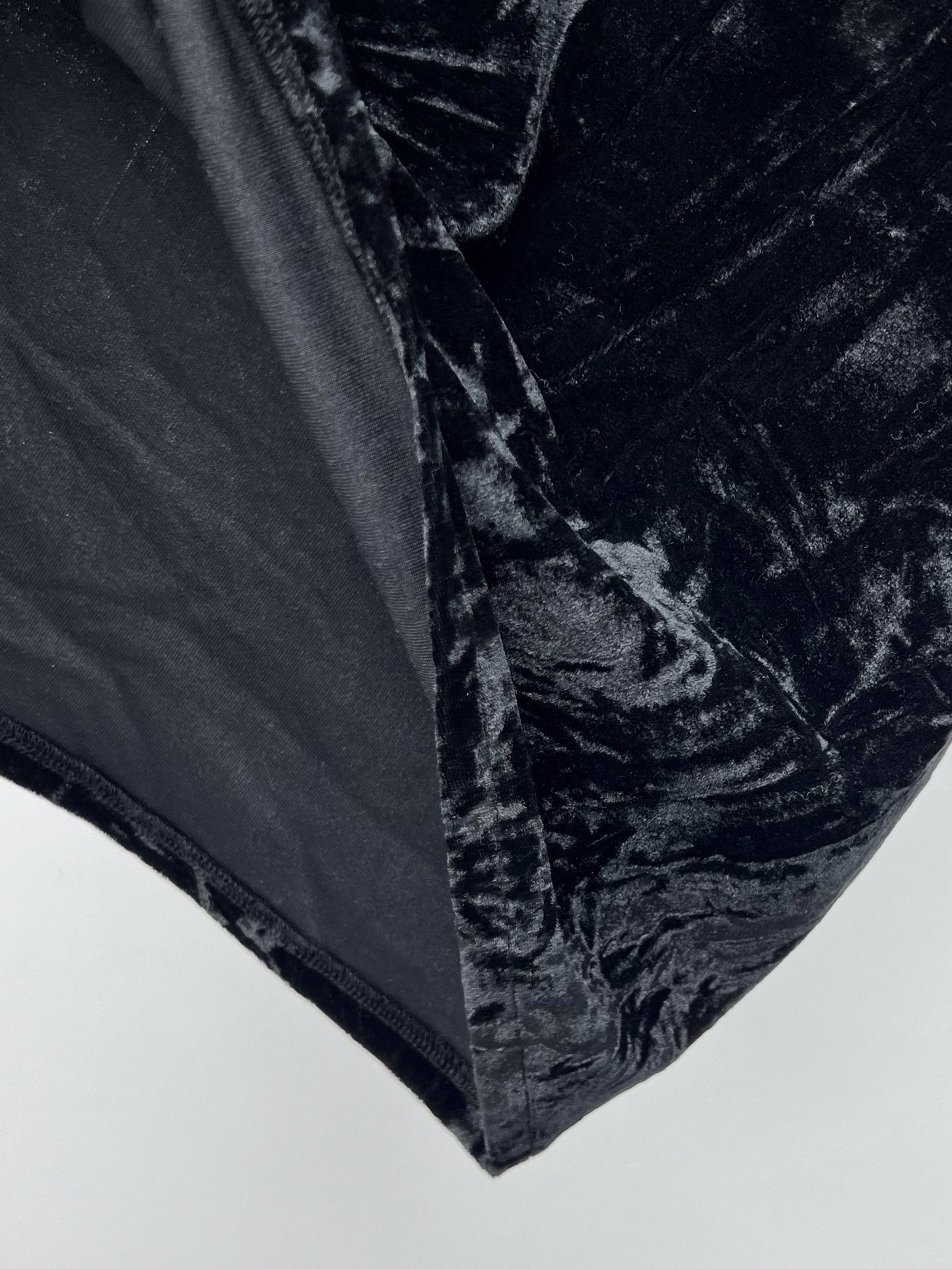 “Velvet Single-Breasted Suit with Shrimp Design and Irregular Details by Saint Laurent” - 图片 6