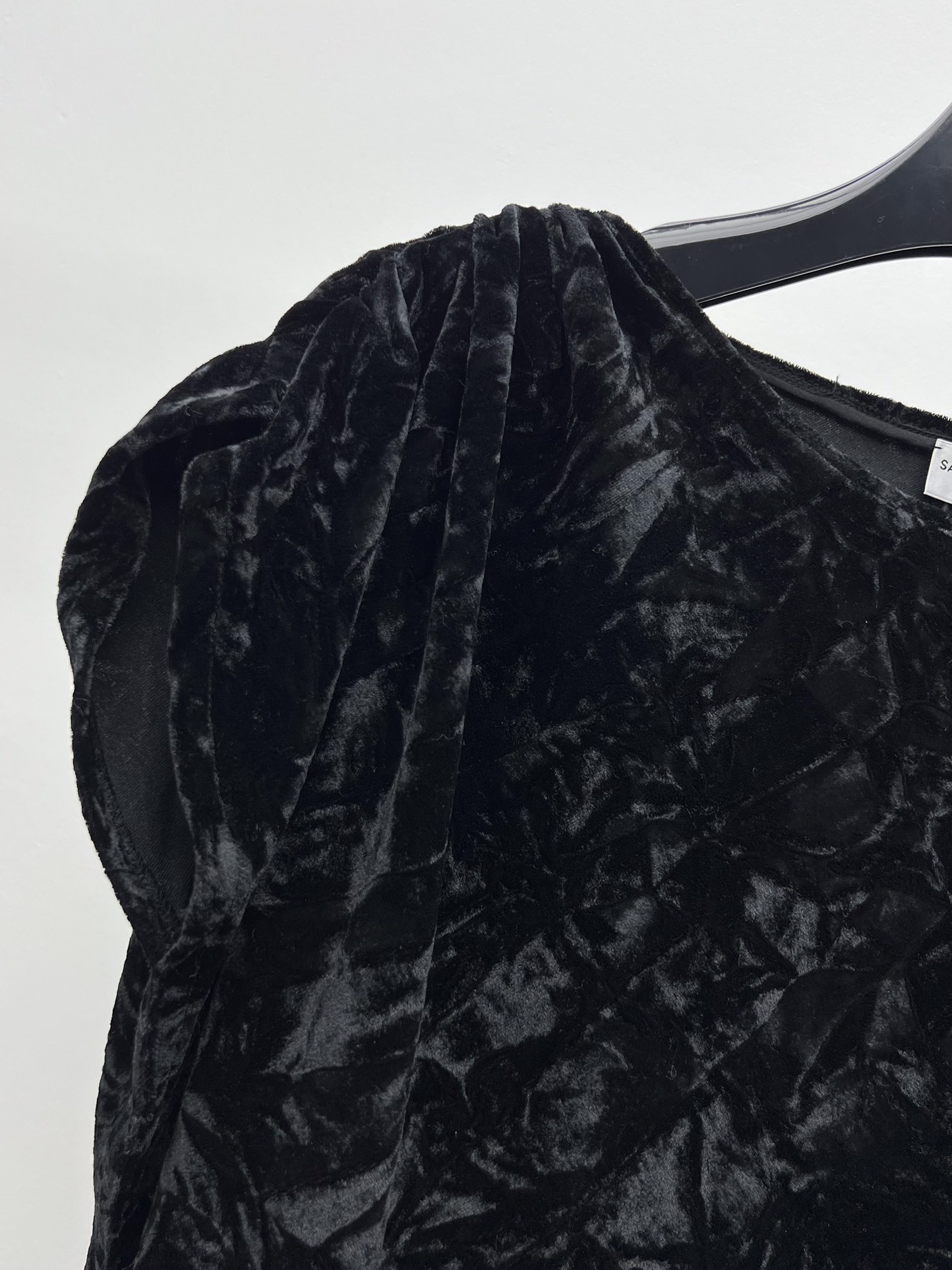 “Velvet Single-Breasted Suit with Shrimp Design and Irregular Details by Saint Laurent” - 图片 3