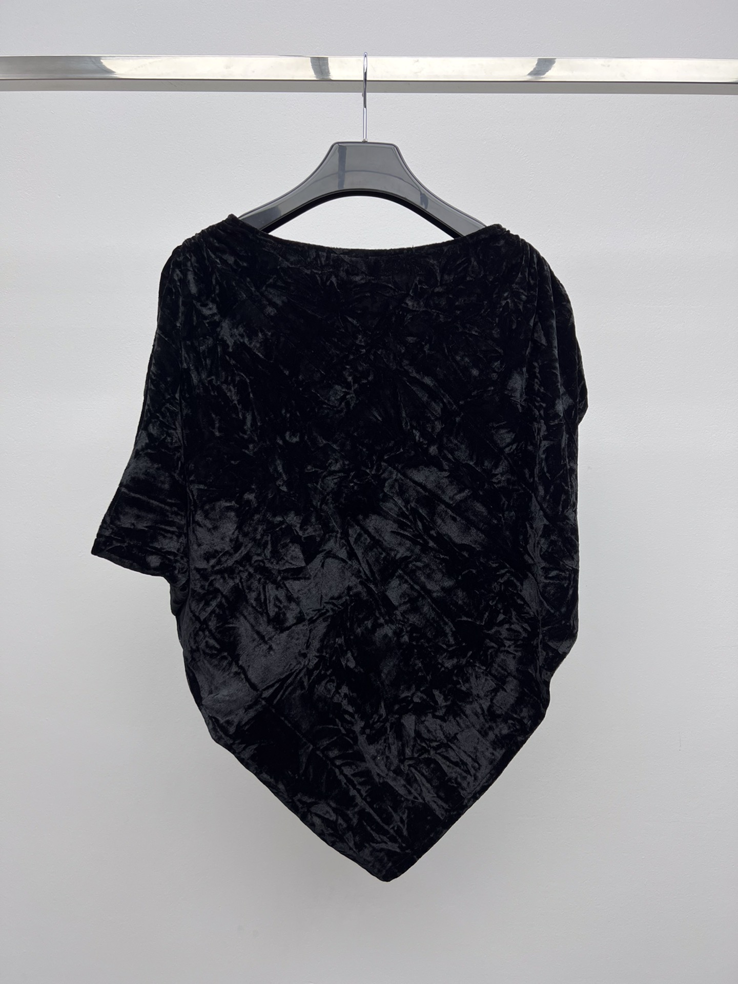 “Velvet Single-Breasted Suit with Shrimp Design and Irregular Details by Saint Laurent” - 图片 7