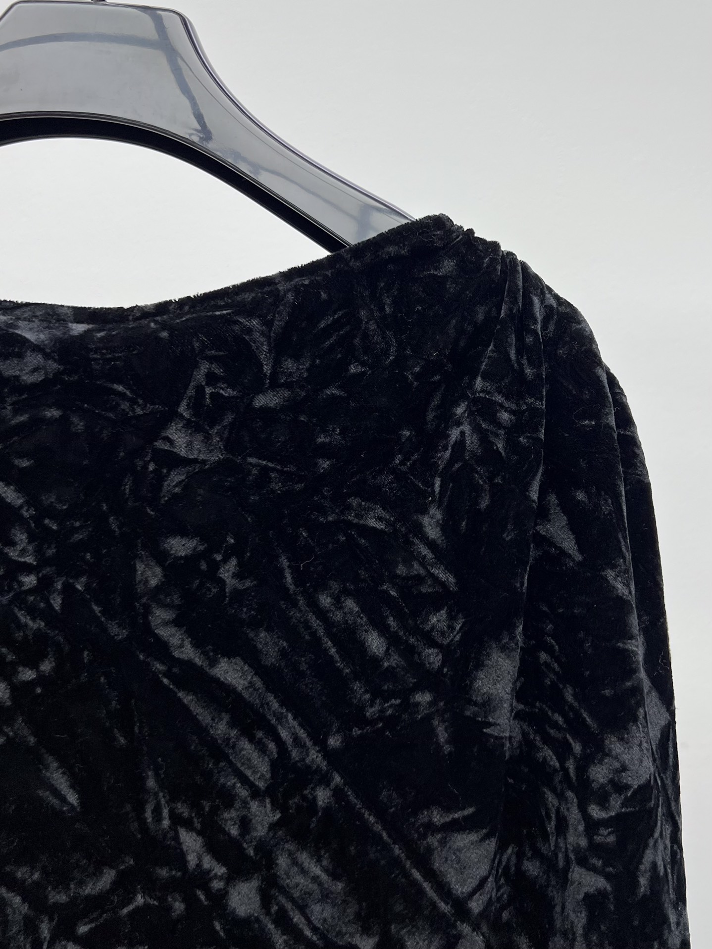 “Velvet Single-Breasted Suit with Shrimp Design and Irregular Details by Saint Laurent” - 图片 8