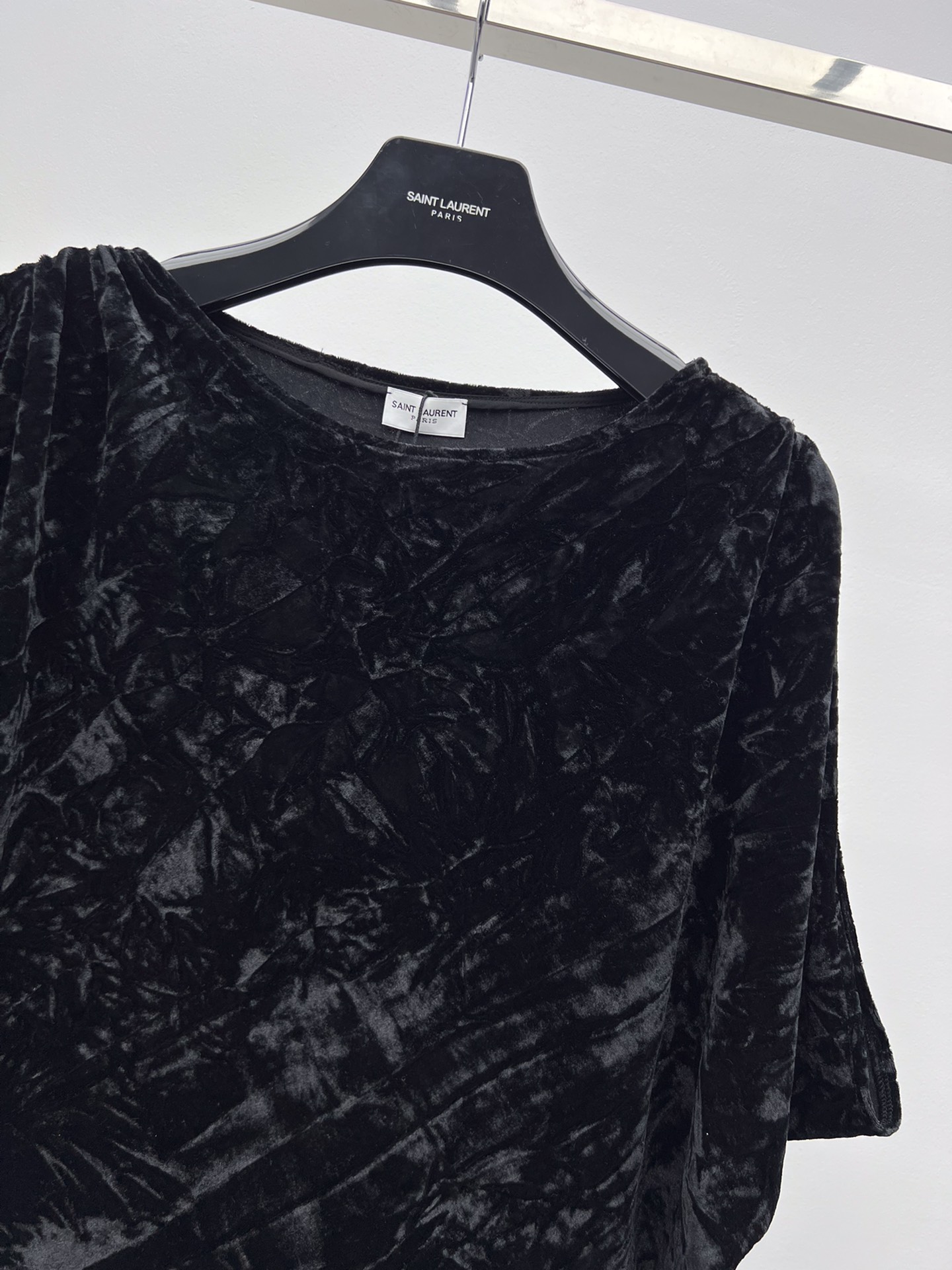 “Velvet Single-Breasted Suit with Shrimp Design and Irregular Details by Saint Laurent” - 图片 2